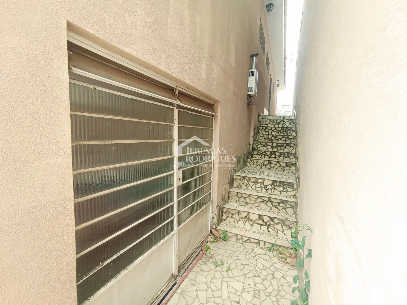 Casa para venda e locação no bairro Jardim Eulária em Taubaté/SP.