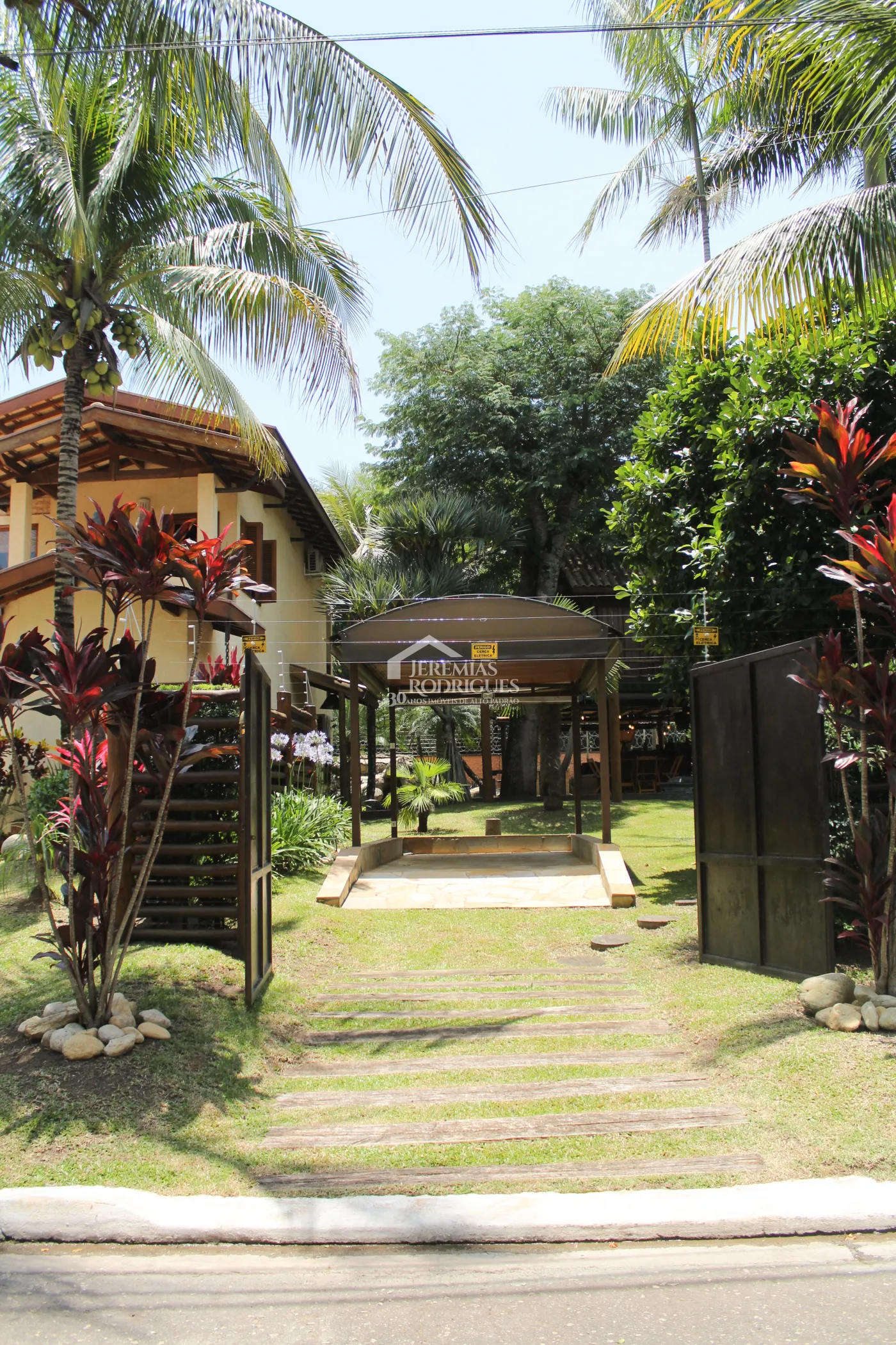 Casa para venda e locação com 5 dormitórios no Condomínio Taubaté Village em Taubaté/SP.