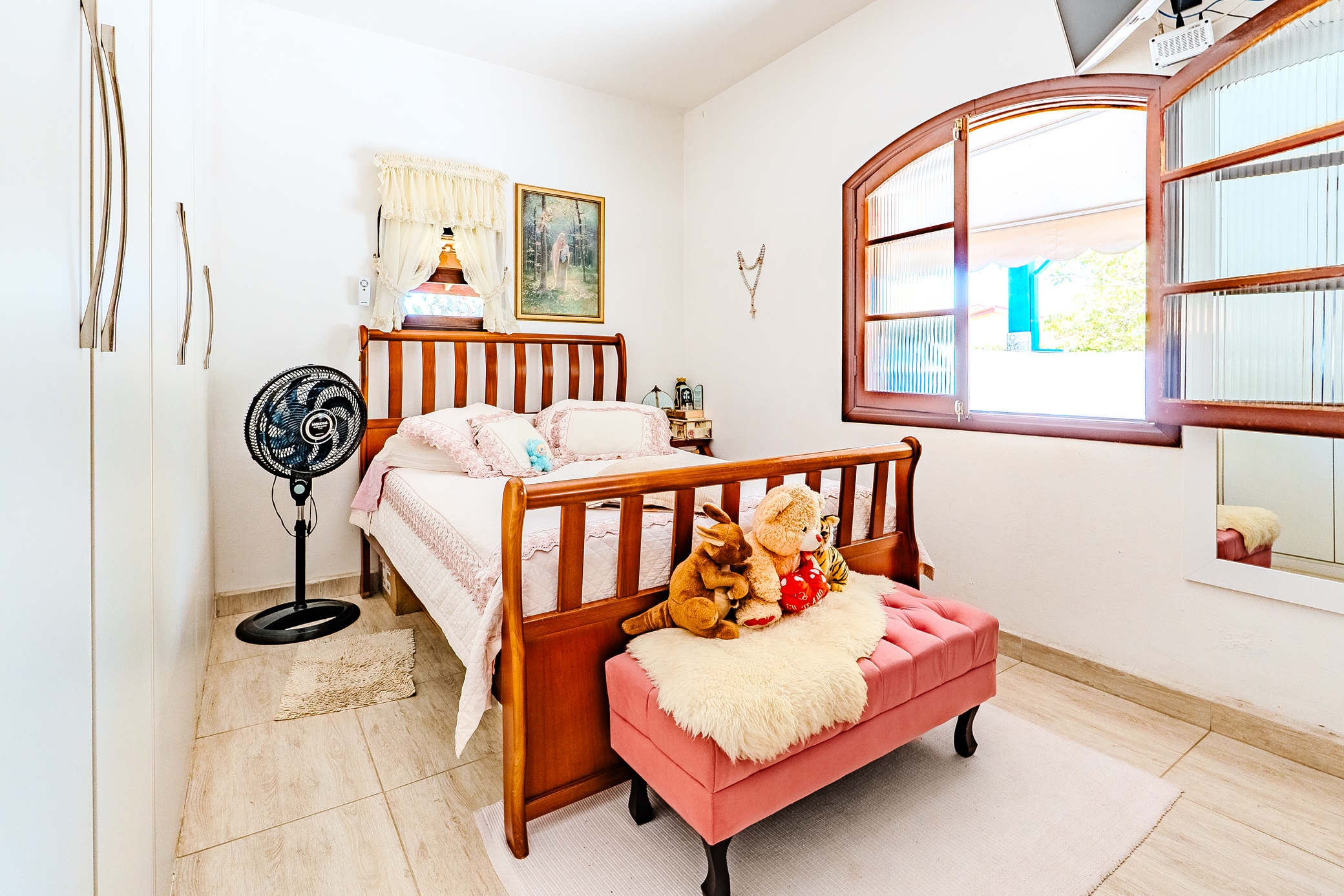 Casa à venda com 4 dormitórios no Condomínio Village Paineiras em Pindamonhangaba/SP.