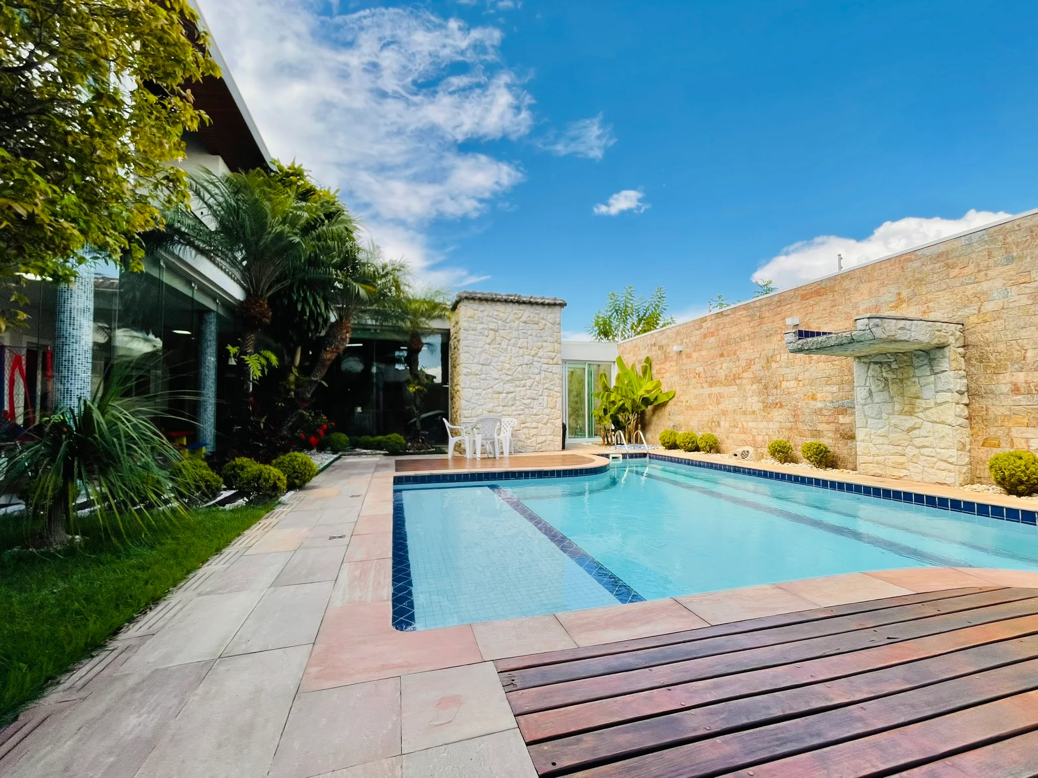 Casa à venda com 4 dormitórios no Condomínio Campos do Conde II em Tremembé/SP.