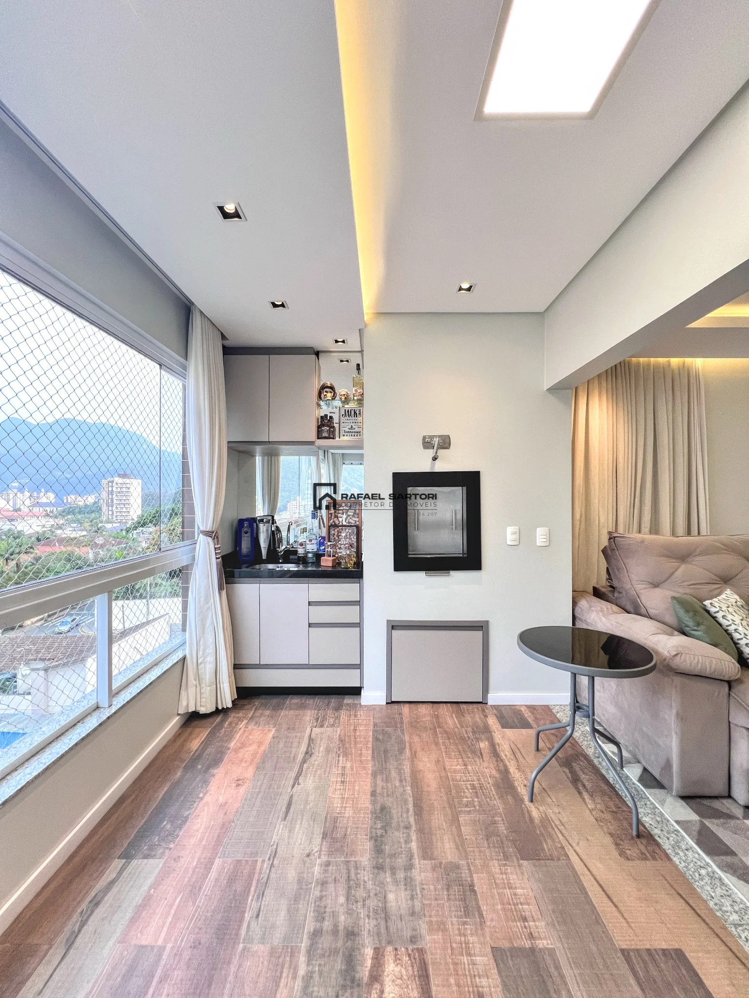 APARTAMENTO NO CENTRO COM 03 SUÍTES