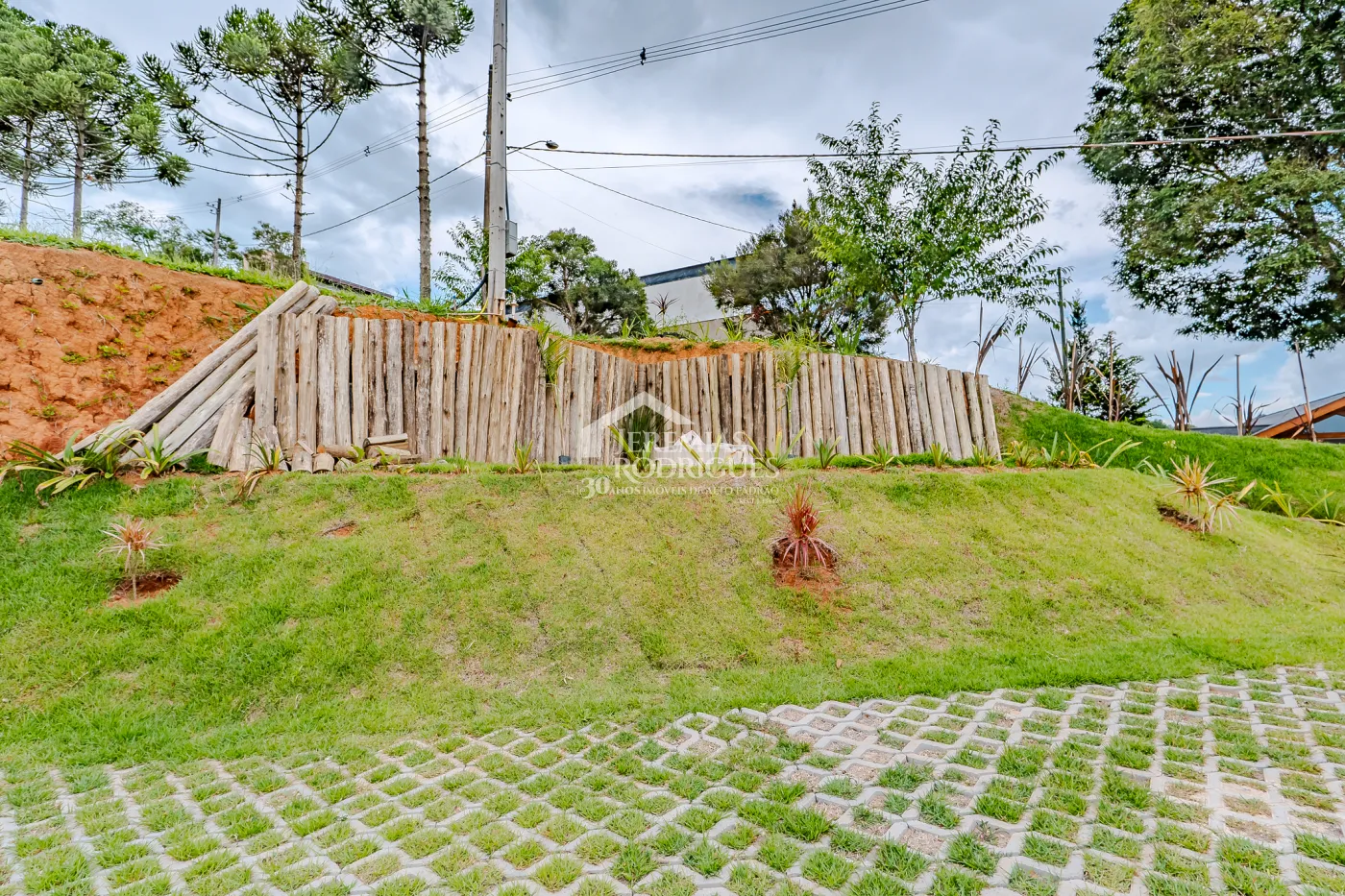 Casa à venda térrea com 2 suítes no Condomínio Parque da Mantiqueira em Santo Antônio do Pinhal/SP.