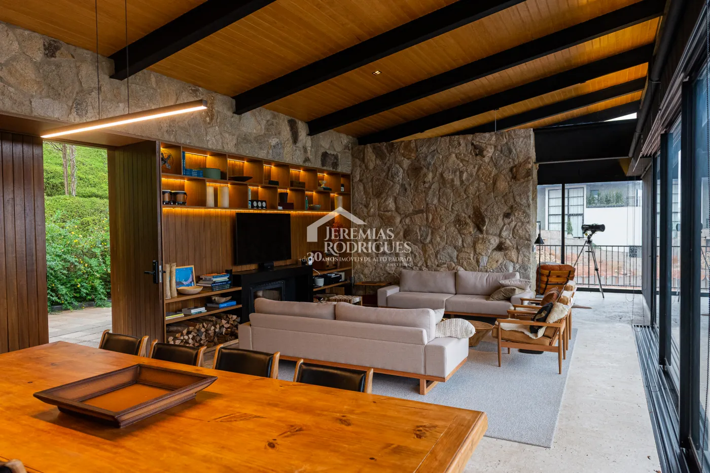 Casa com 5 quartos, 560 m²- Colinas Capivari - Campos do Jordão/SP