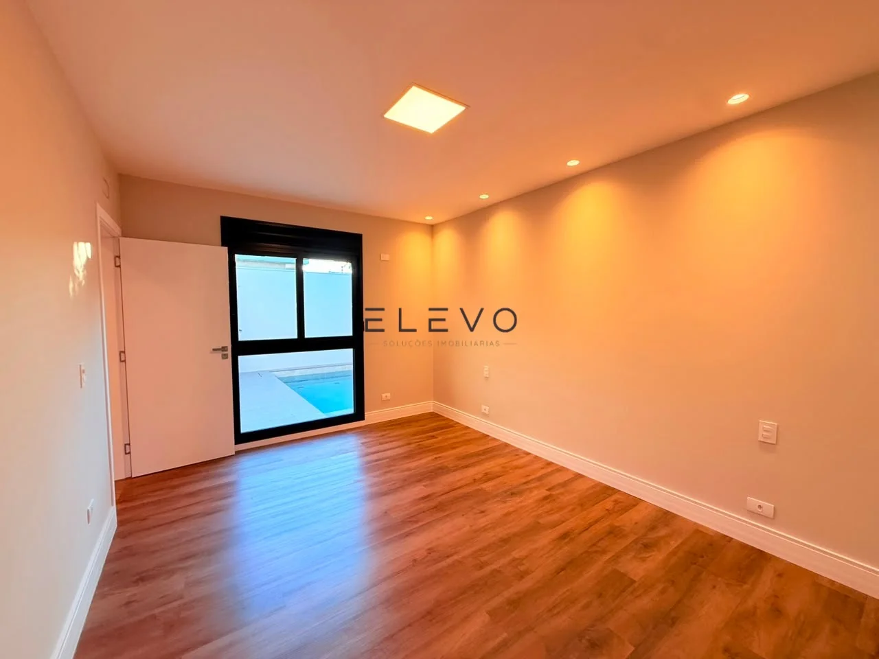 Casa Térrea à Venda no Condomínio Ouro Verde | 3 Suítes, Piscina e 237 m² em Sarandi-PR