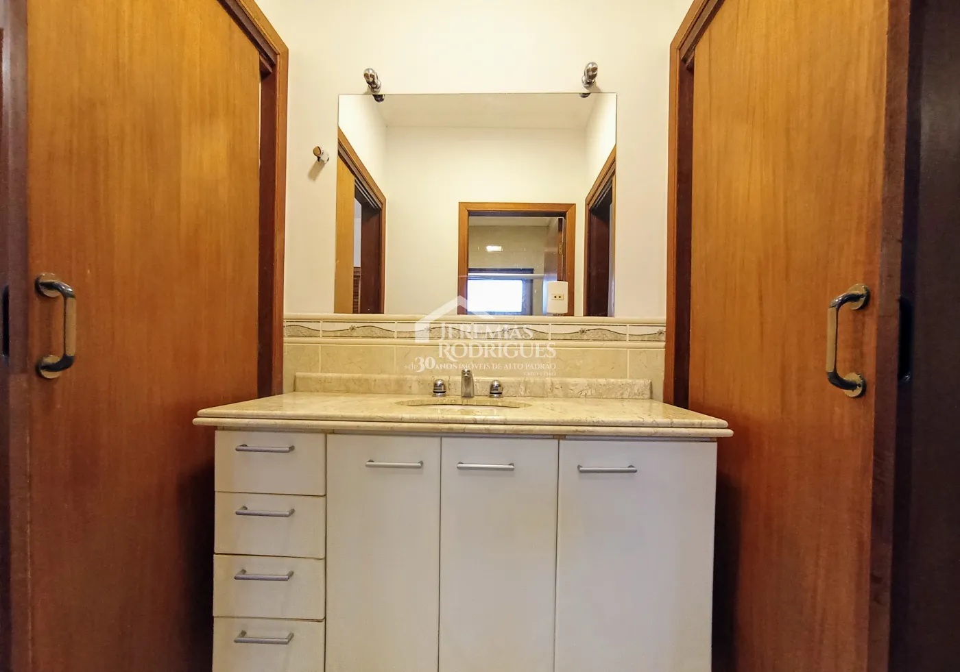 Casa para venda e locação com 3 dormitórios no Condomínio Taubaté Village em Taubaté/SP