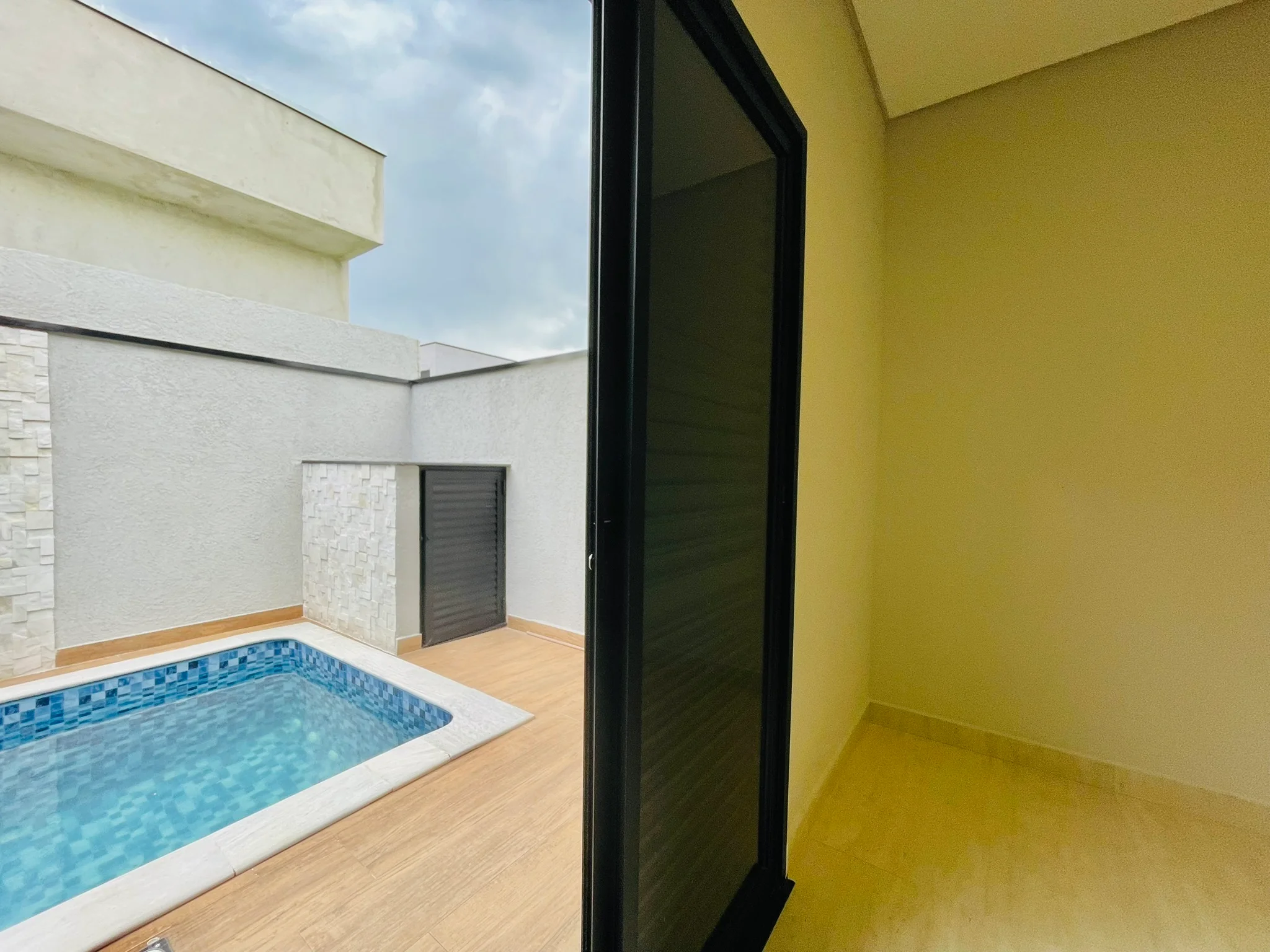 Casa à venda com 3 suítes no Condomínio Ouro Ville em Taubaté/SP. 