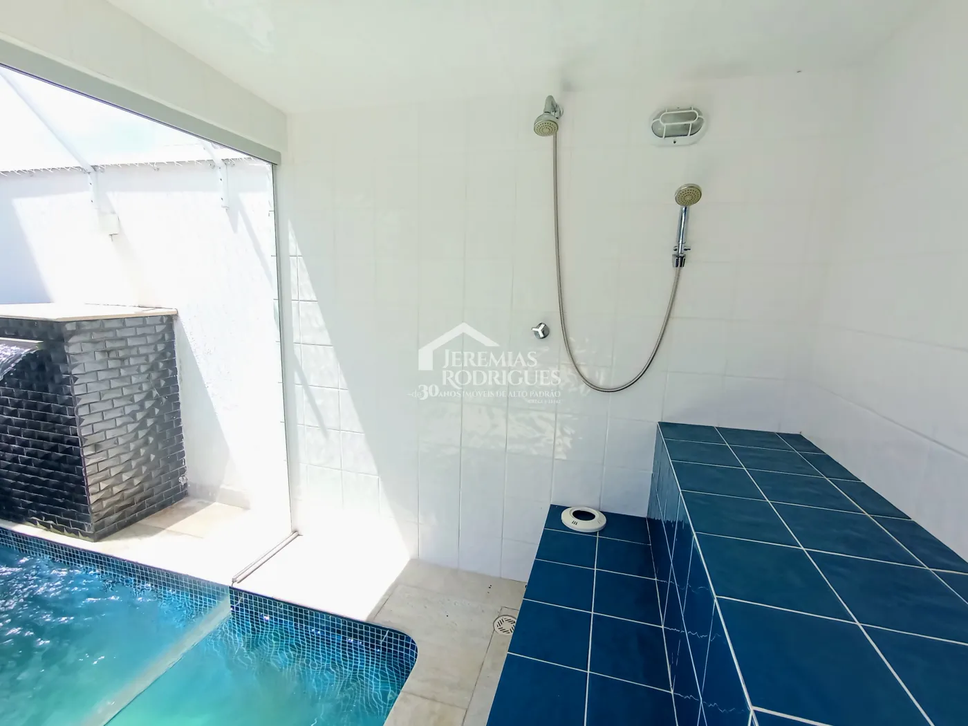 Casa assobradada com 3 suítes - Condomínio Jardim Oásis - Taubaté/SP.
