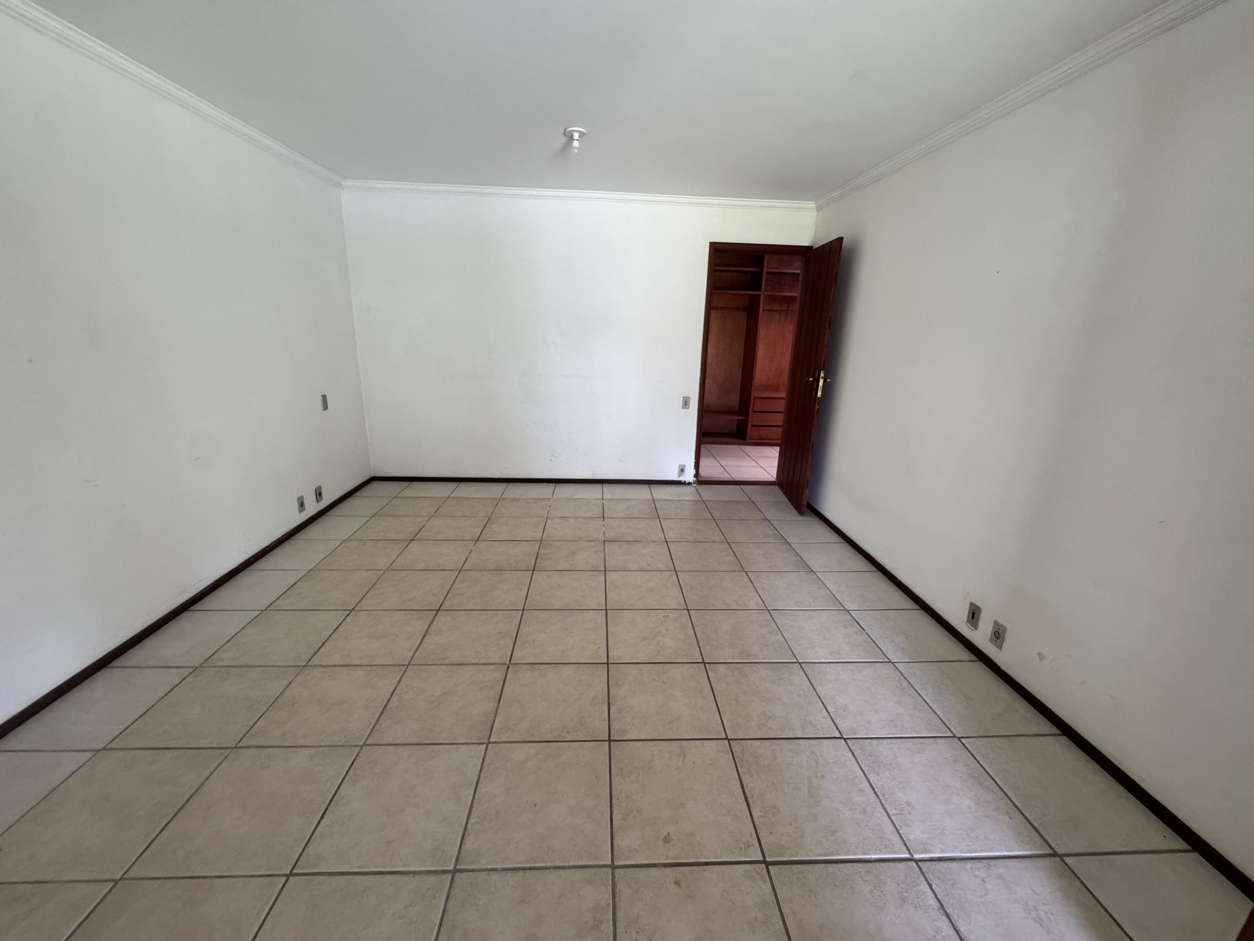 Casa à venda com 5 dormitórios no Condomínio Village Paineiras em Pindamonhangaba/SP.