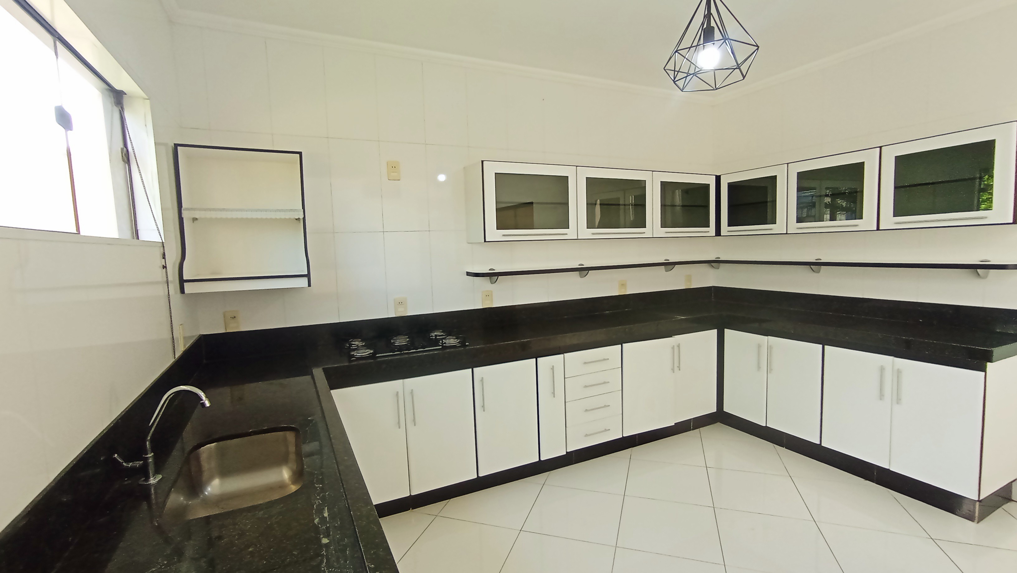 Casa à venda com 4 suítes no Condomínio Real Ville em Pindamonhangaba/SP. 