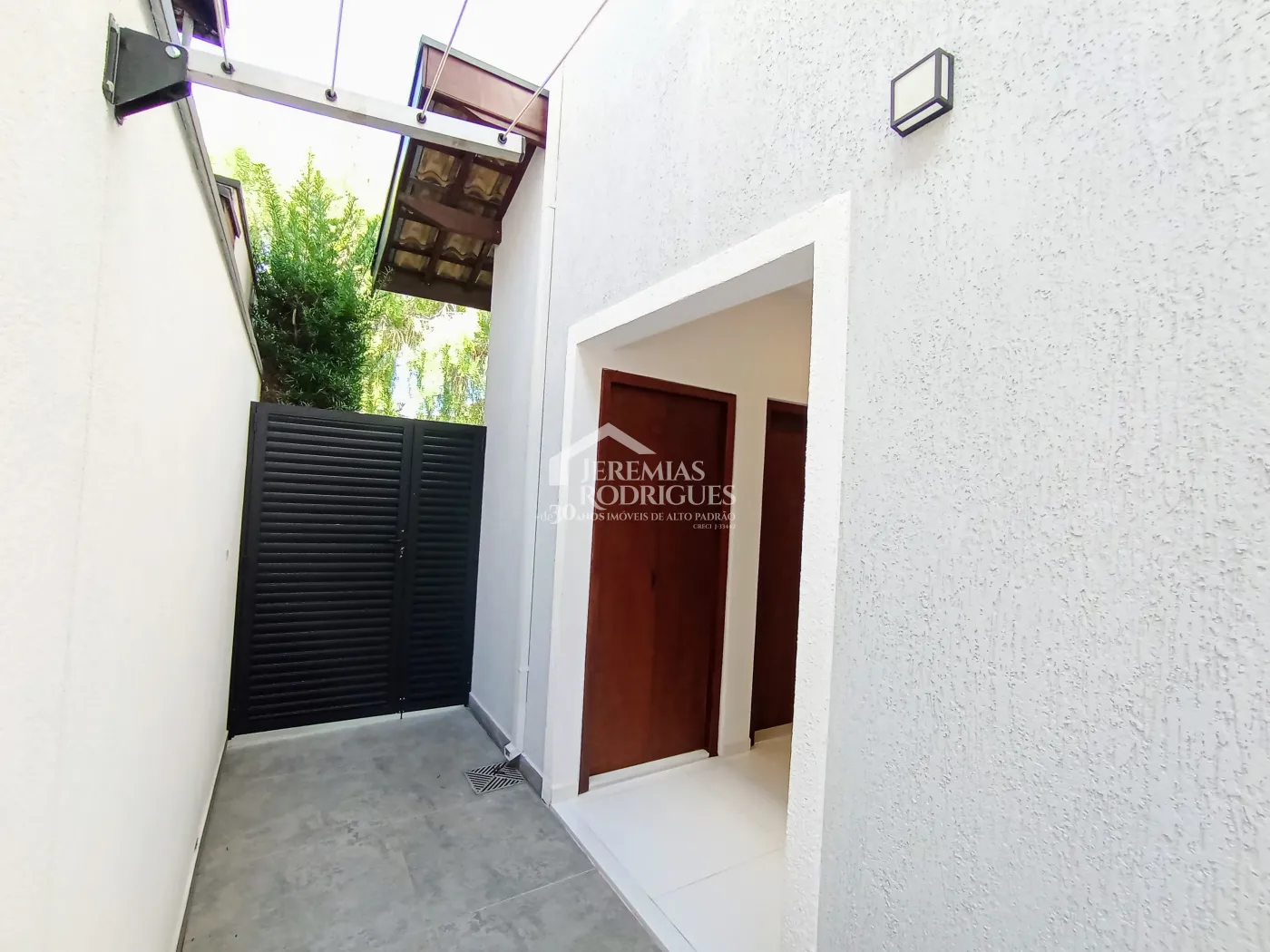 Casa à venda com 3 dormitórios no Condomínio Campos do Conde I em Tremembé/SP.