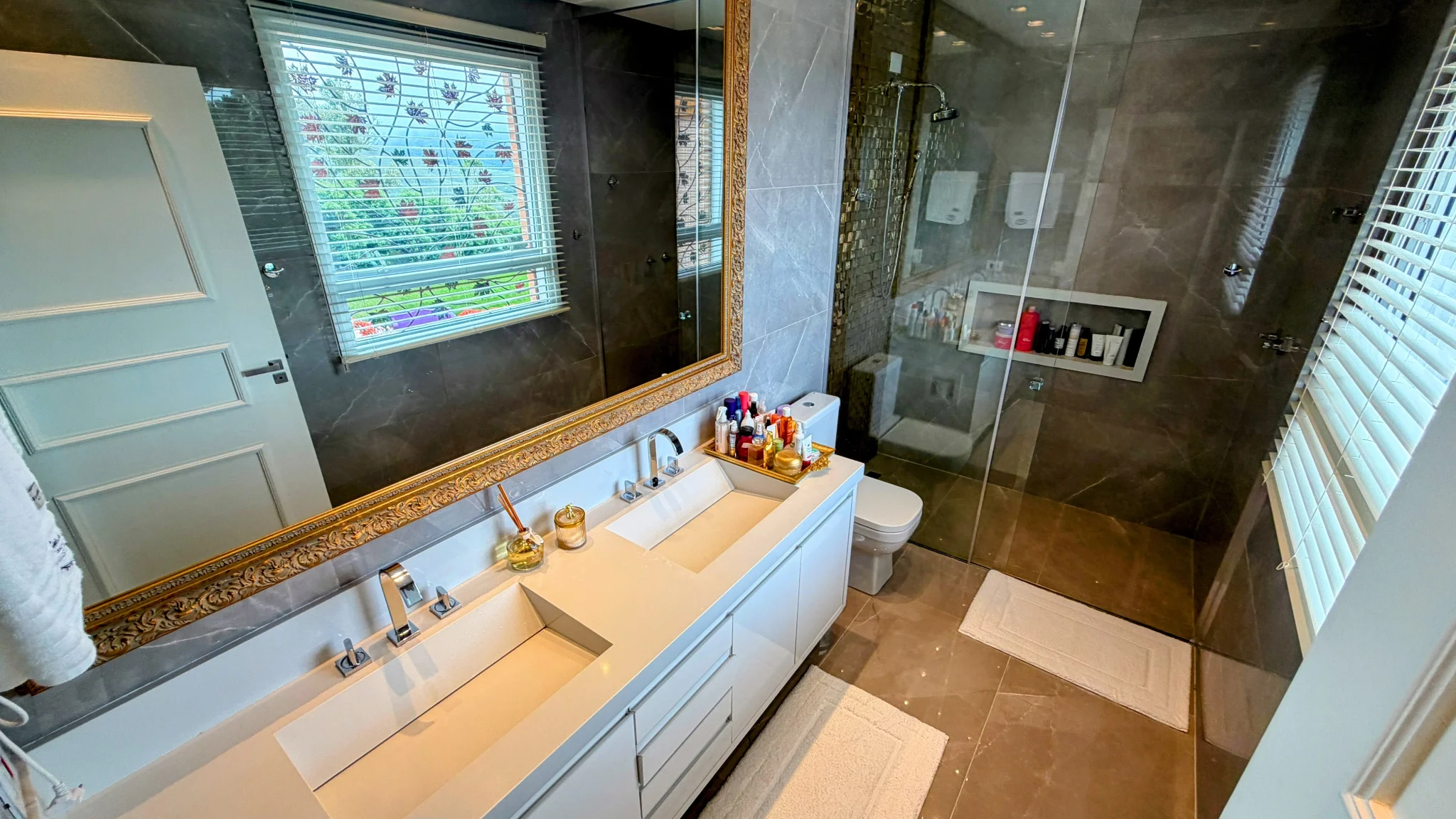 Casa à venda com 4 suítes no  Condomínio Iporanga em Campos do Jordão/SP. 