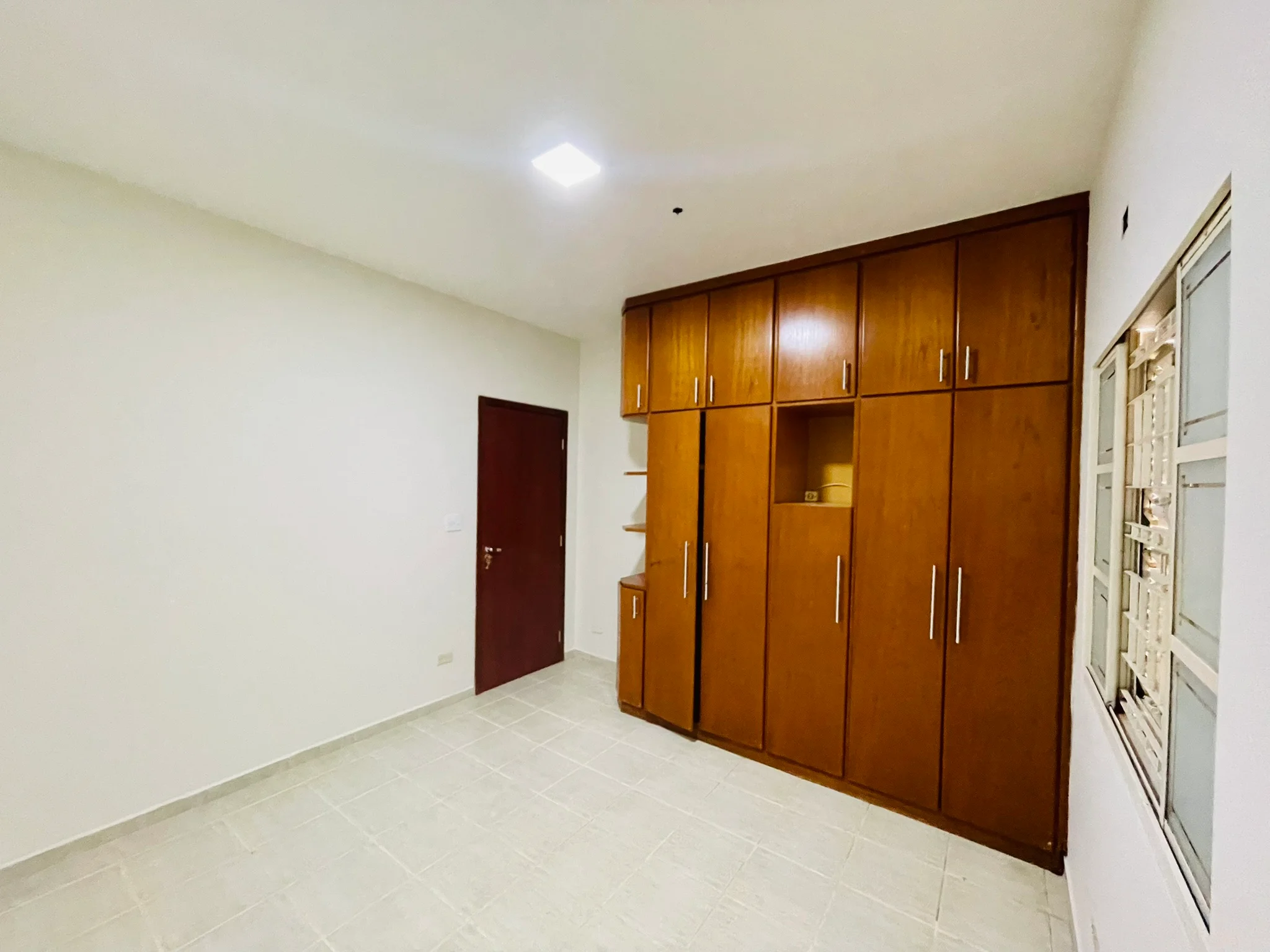 Casa à venda com 3 dormitórios no bairro Jardim das Nações em Taubaté/SP. 