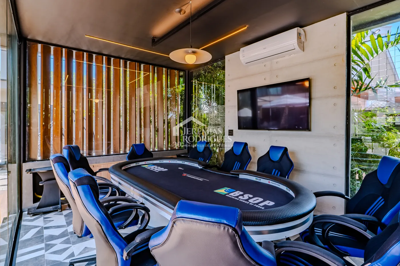 Casa à venda com 4 suítes no Condomínio Taubaté Village em Taubaté/SP.