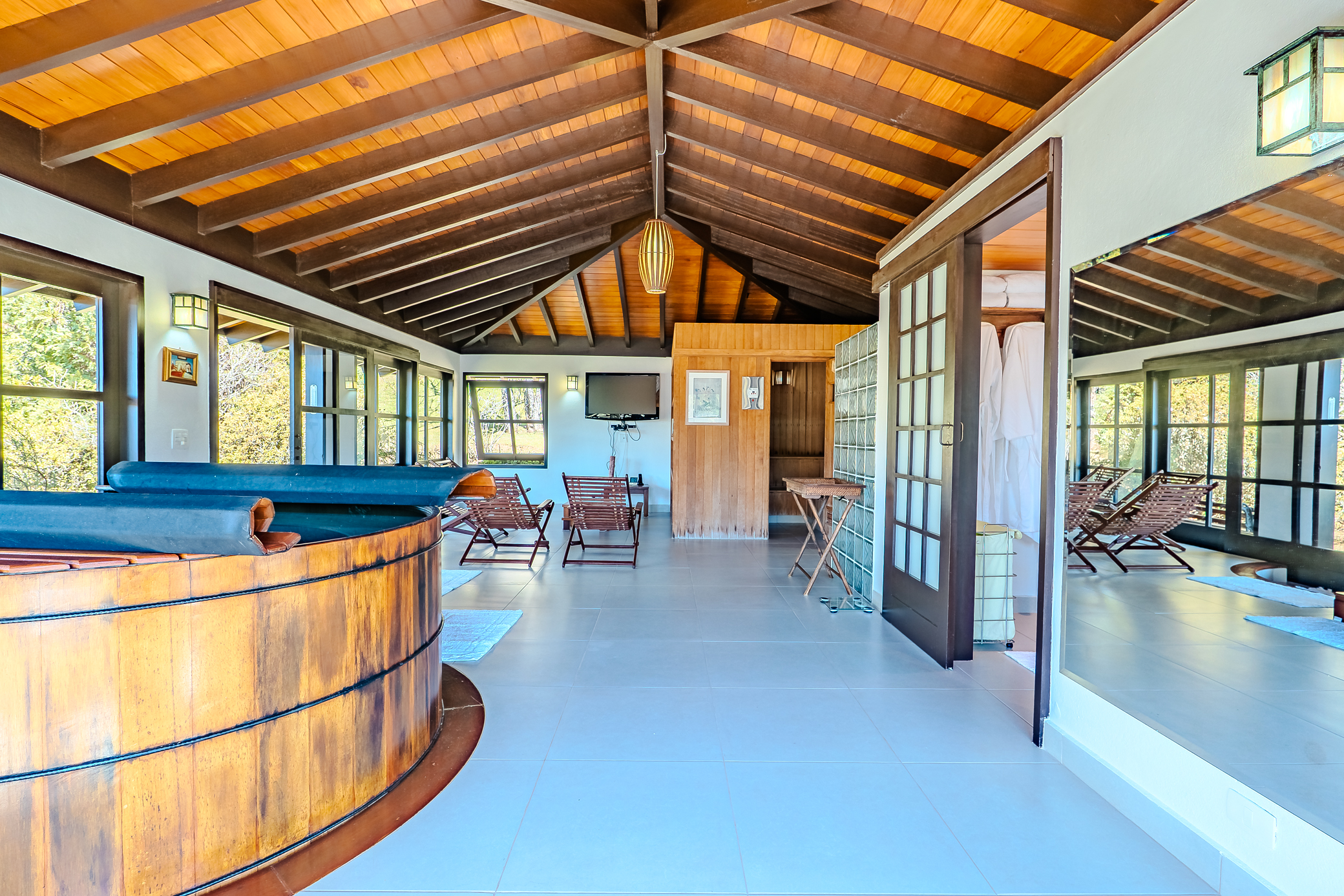 Mansão à venda com 7 suítes no Condomínio Vila Simonsen em Campos do Jordão/SP.