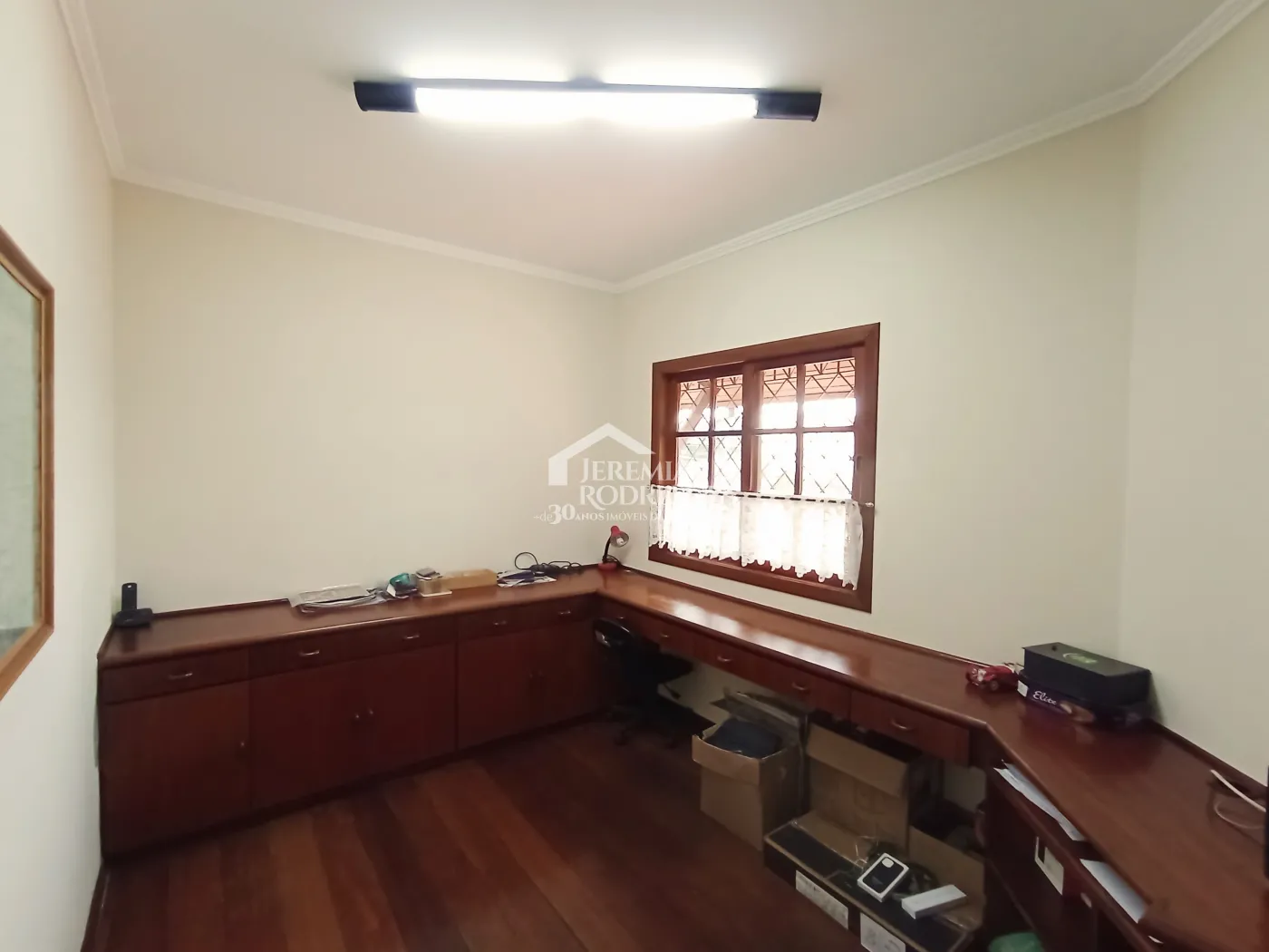 Casa para venda e locação com 3 suítes no bairro Parque das Flores em Taubaté/SP.