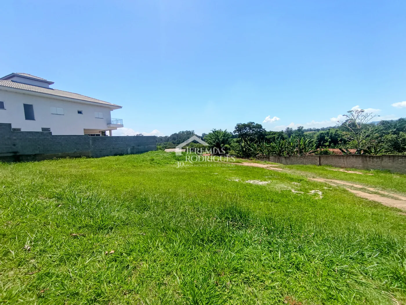 Terreno à venda com 412 m² no Condomínio Reserva dos Lagos em Pindamonhangaba/SP.