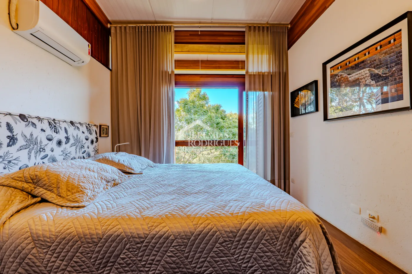 Mansão à venda com 4 suítes no Condomínio Parque da Mantiqueira em Santo Antônio do Pinhal/SP.