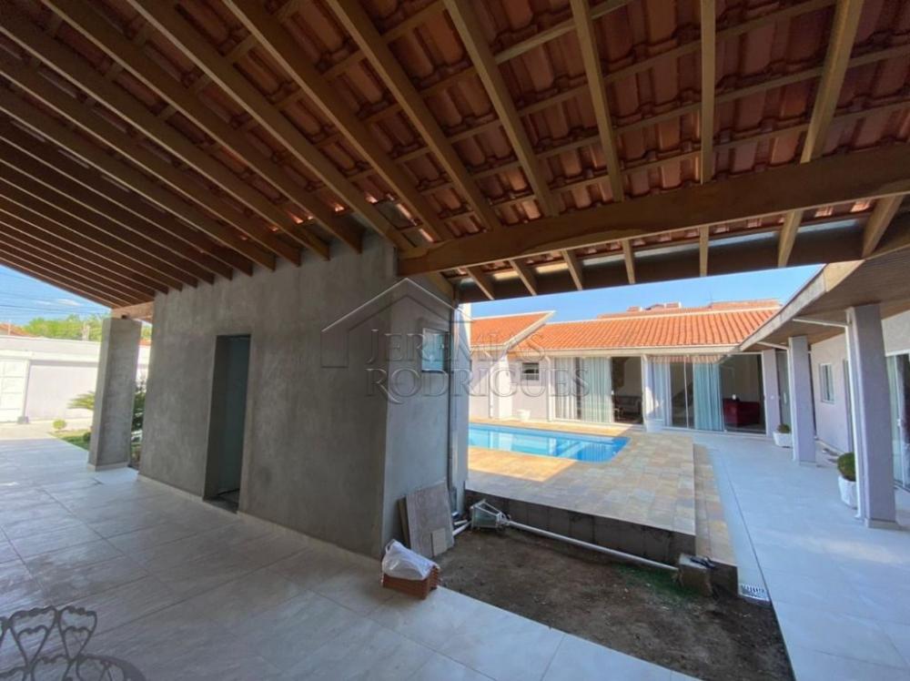 Casa à venda com 2 suítes no bairro do Bonfim em Taubaté/SP.