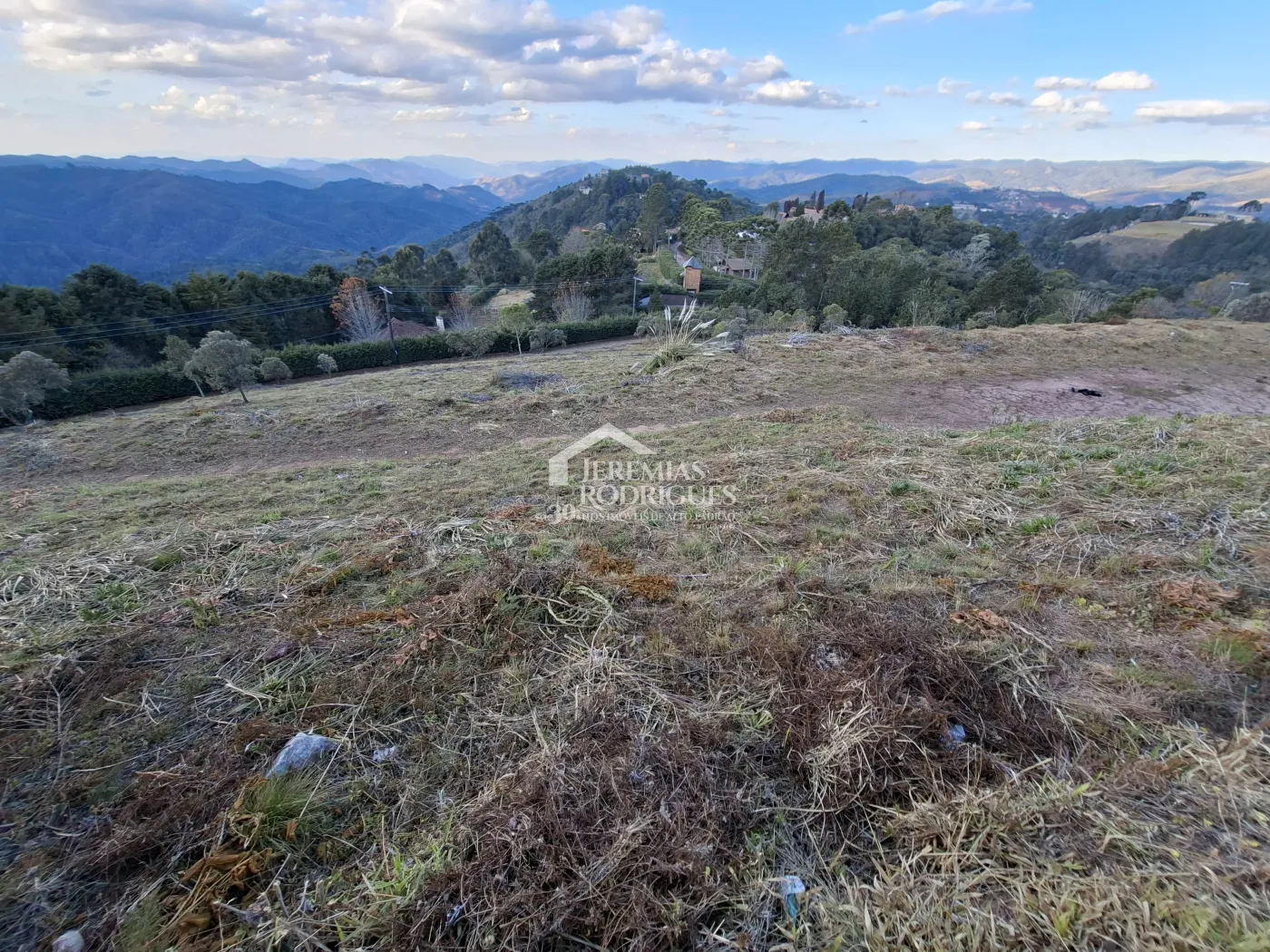 Terreno à venda com 8.940 m² no Condomínio Pedra do Fogo em Campos do Jordão/SP.