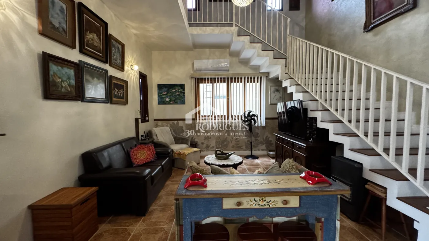 Casa assobradada à venda com 4 dormitórios no Condomínio Jardim das Hortênsias em Taubaté/SP.