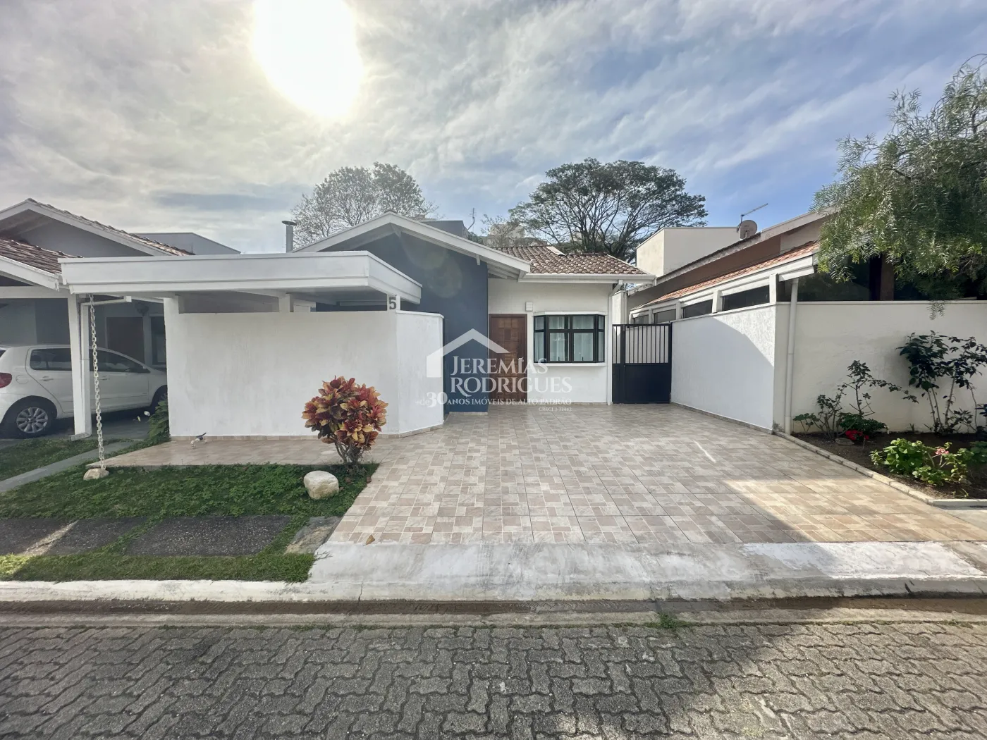 Casa para venda e locação com 4 dormitórios no Condomínio Alto dos Pinheiros em Taubaté/SP.