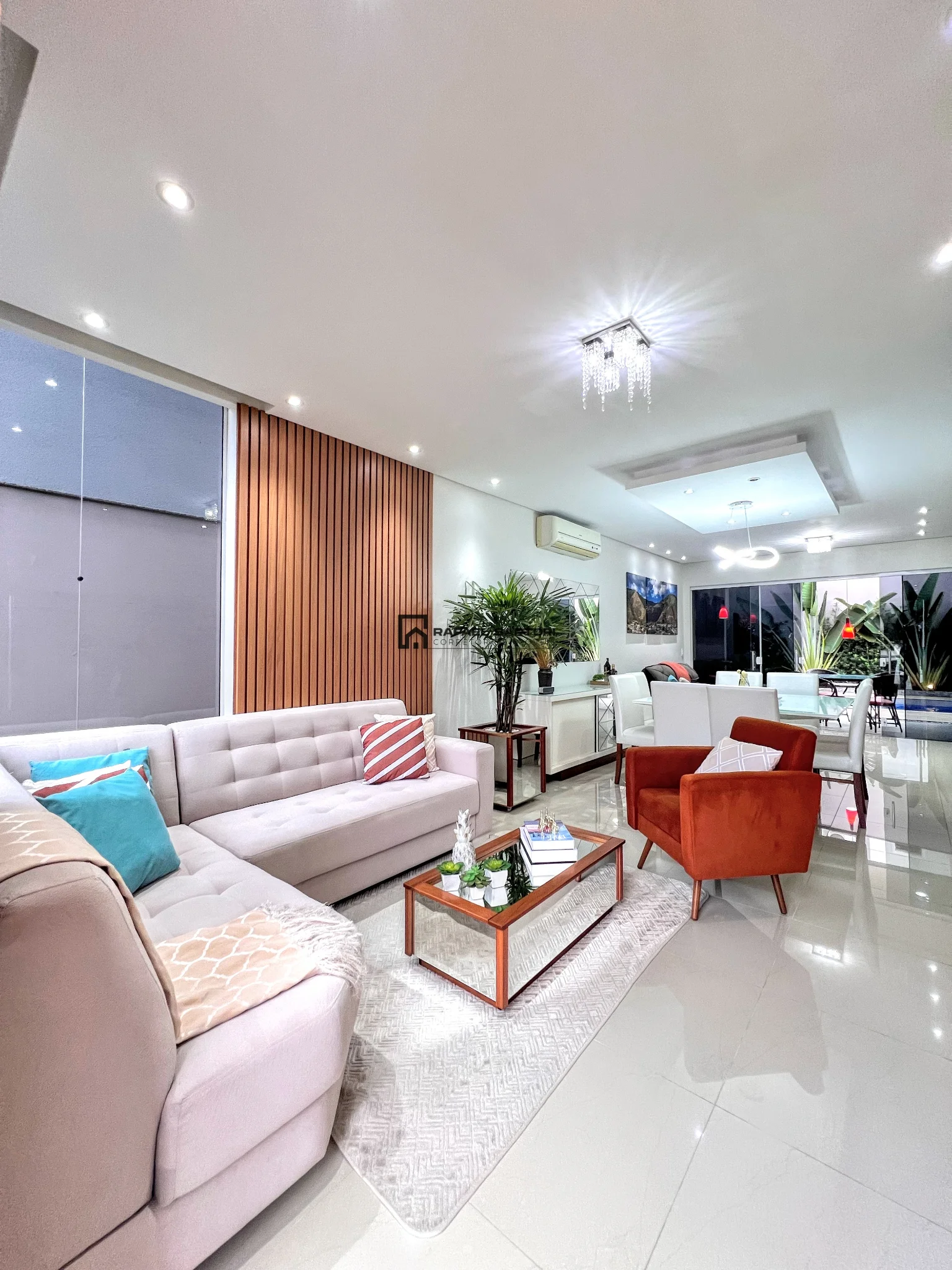 CASA COM 04 SUITES NO AMIZADE