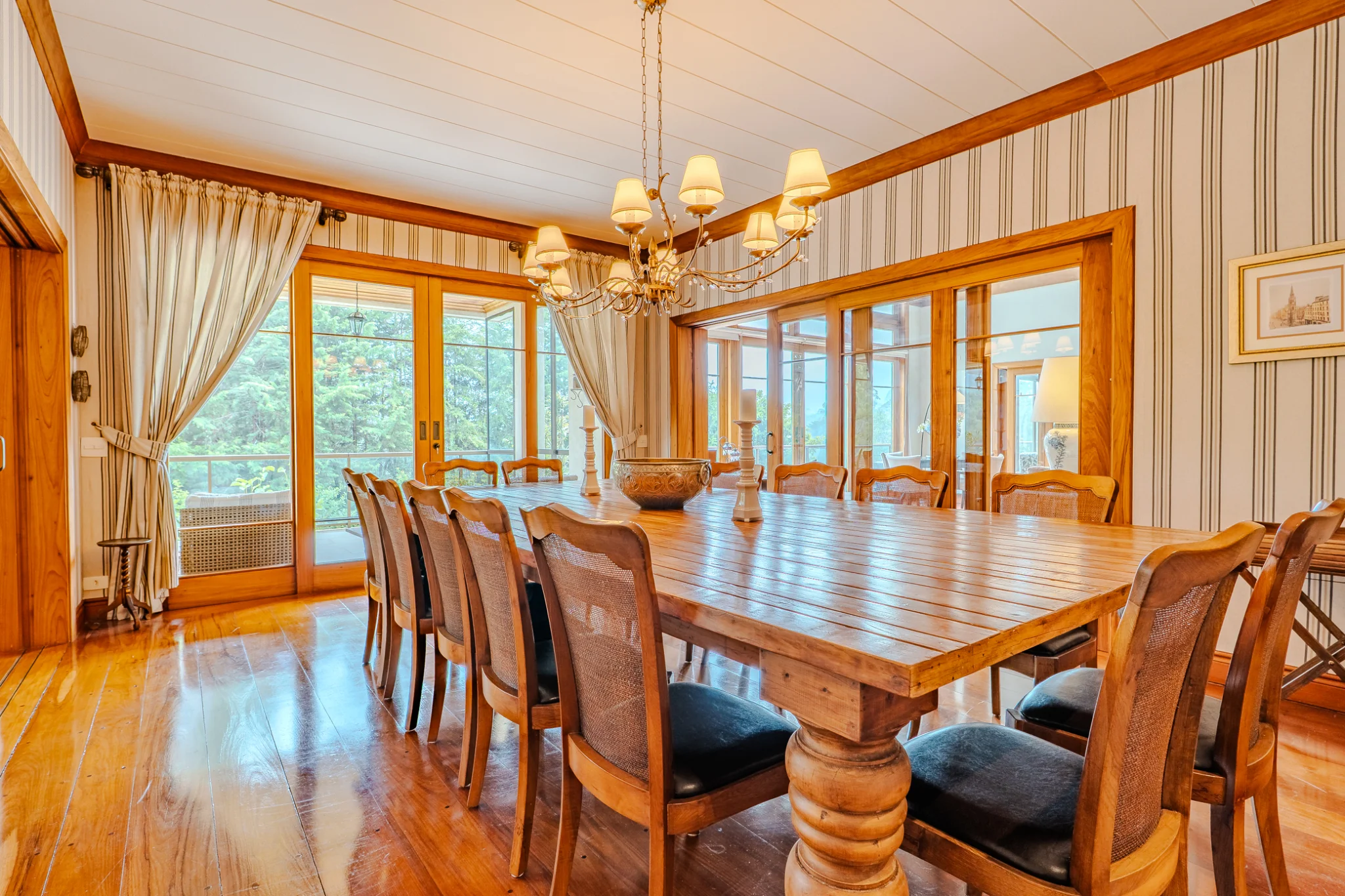 Casa à venda com 7 suítes no Condomínio Vila Simonsen em Campos do Jordão/SP. 