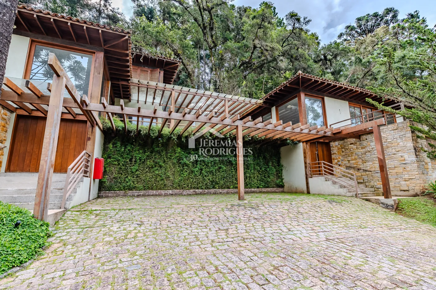 Casa para venda com 5 suítes no Condomínio Villandry em Campos do Jordão/SP