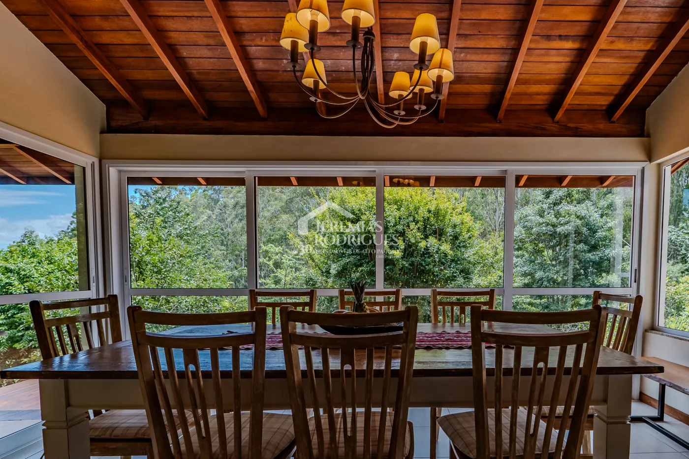 Casa assobradada à venda com 3 dormitórios no Condomínio Parque da Mantiqueira em Santo Antônio do Pinhal/SP.