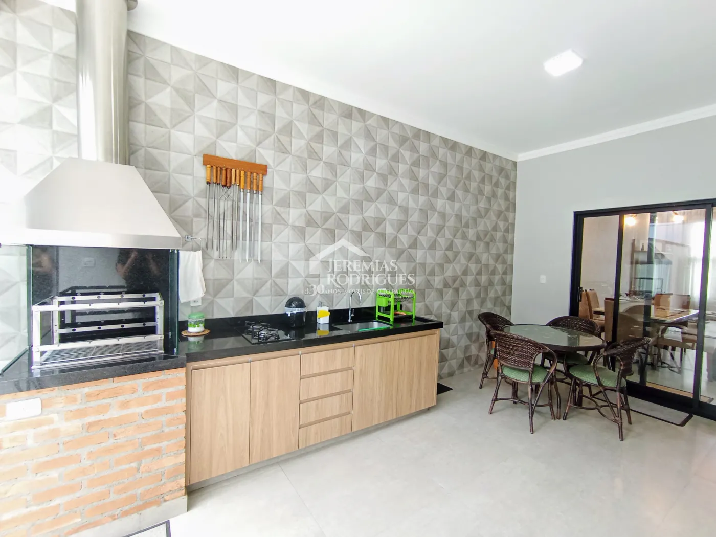 Casa à venda com 3 dormitórios no Condomínio Morada do Visconde em Tremembé/SP.