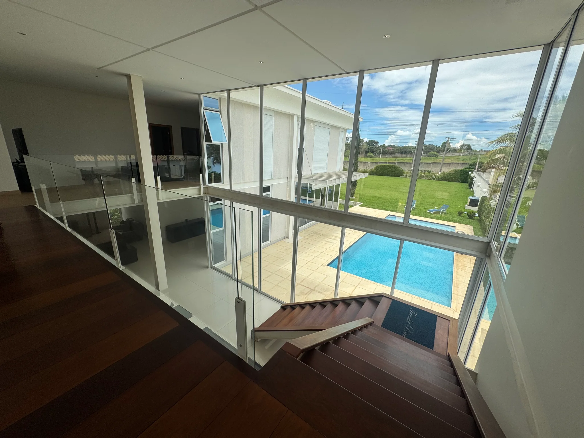 Casa à venda com 4 suítes no Condomínio Colonial Village I em Pindamonhangaba/SP. 