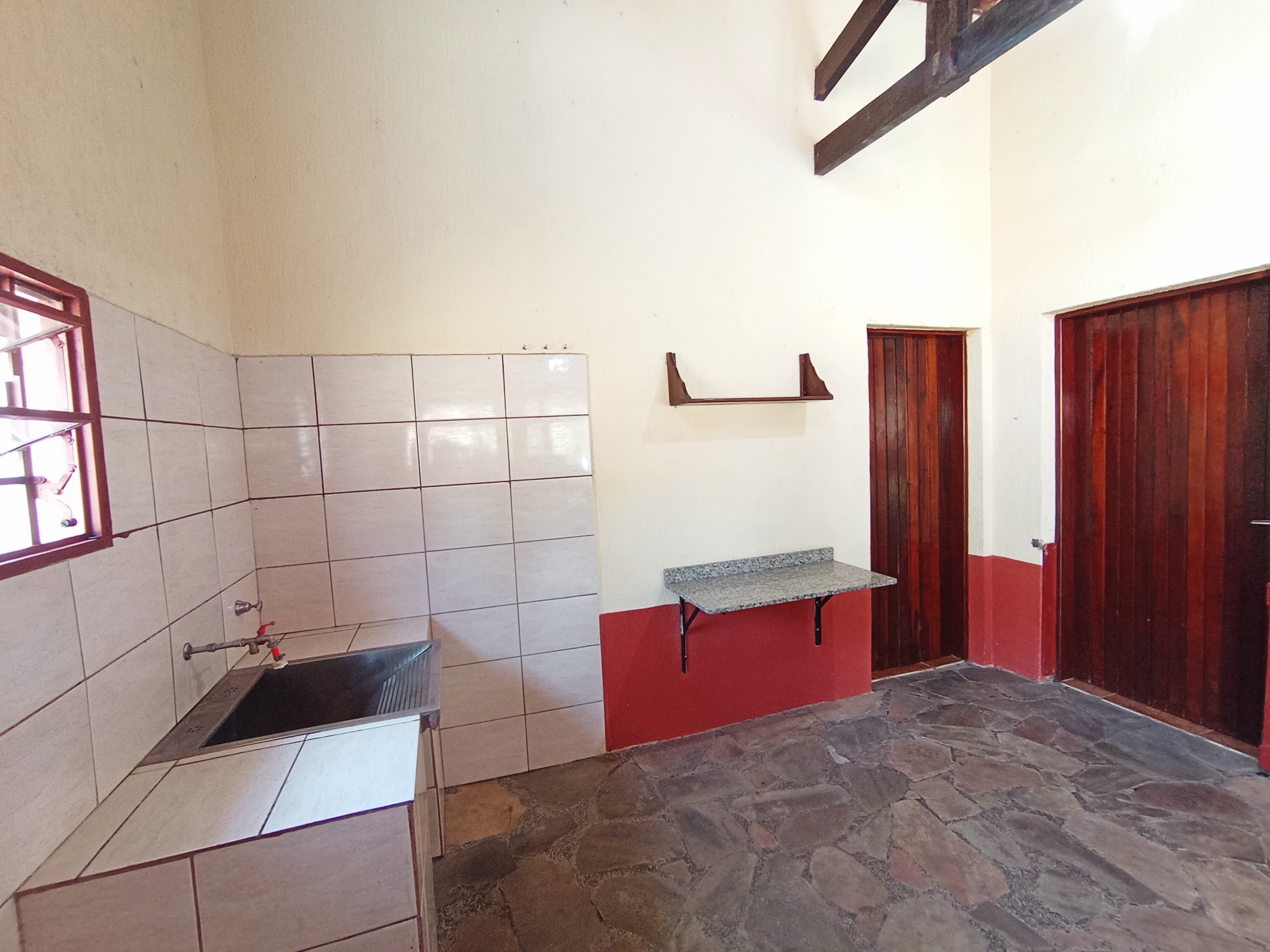 Chácara para venda e locação com 3 dormitórios no bairro Santana em Pindamonhangaba/SP.