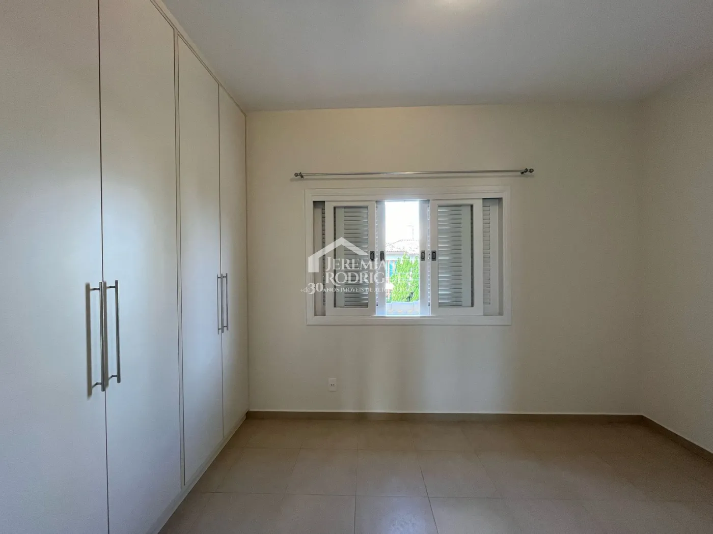 Casa à venda com 4 suítes no Condomínio Taubaté Village em Taubaté/SP.