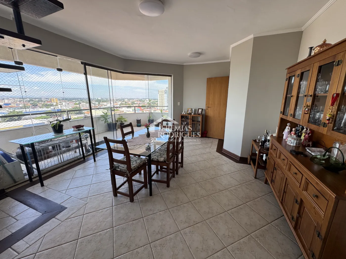 Apartamento à venda com 3 suítes, 276 m² no Edifício Vienna em Pindamonhangaba/SP.