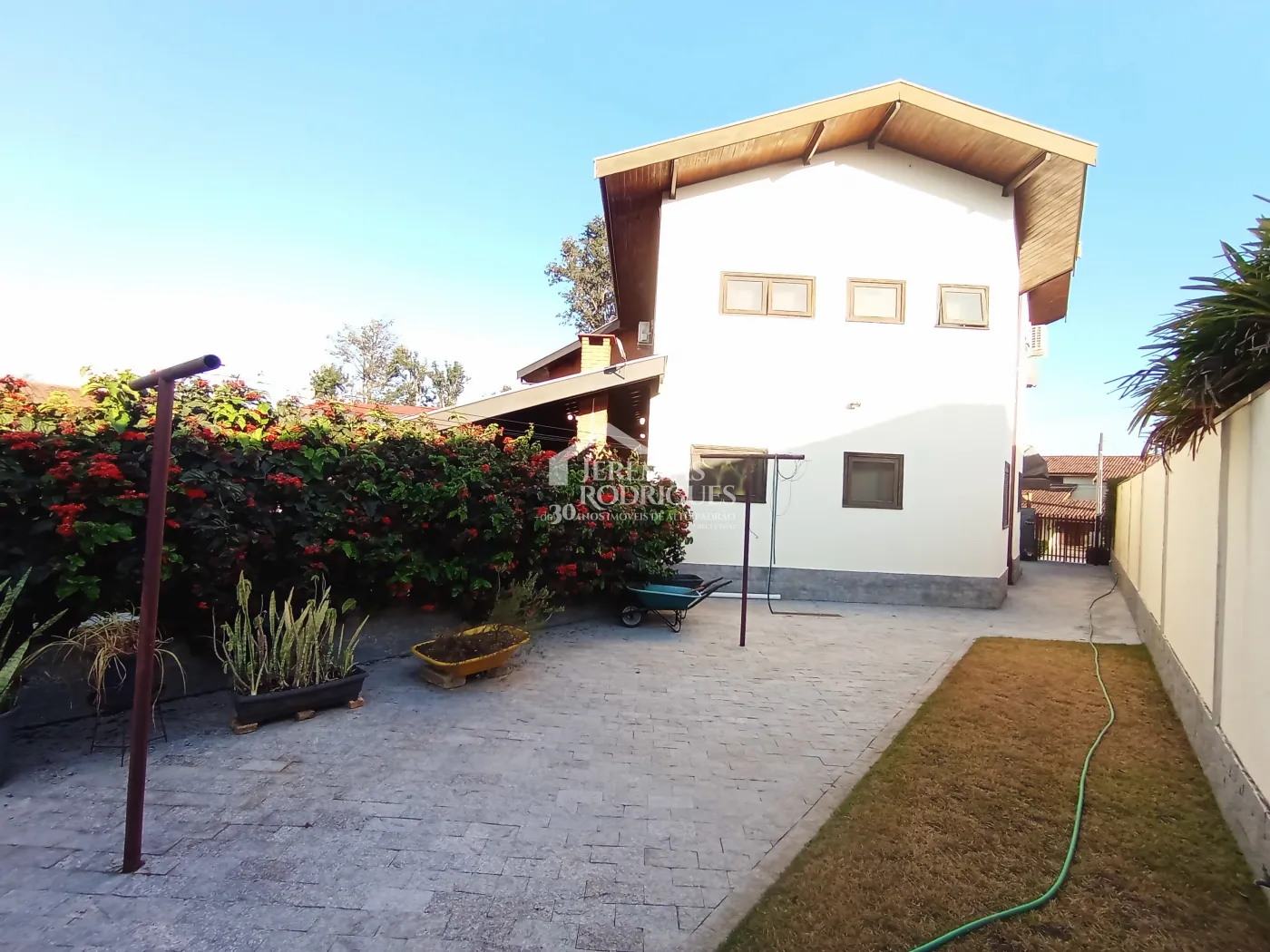 Casa à venda com 4 dormitórios no Condomínio Village Paineiras em Pindamonhangaba/SP.