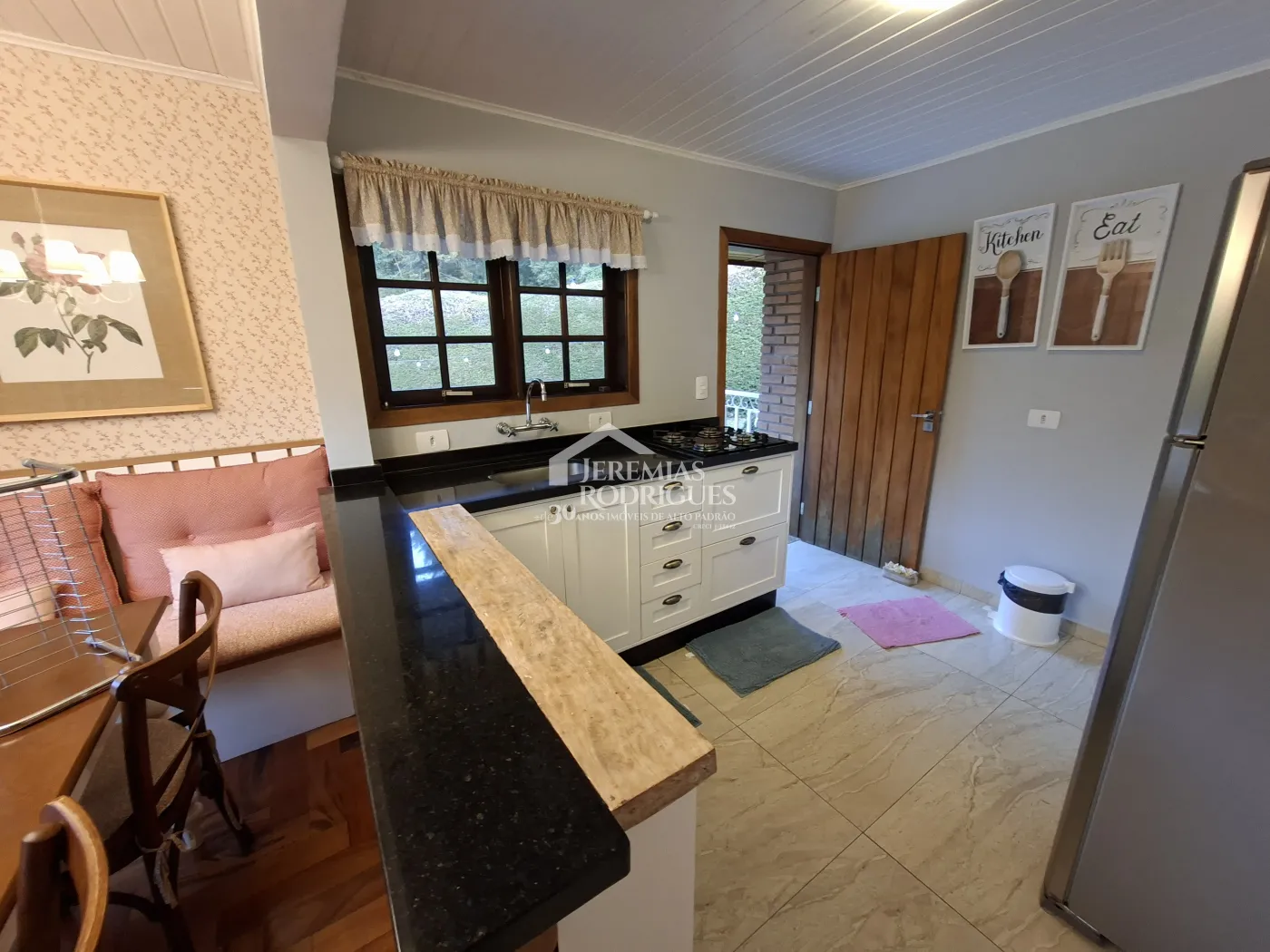 Casa à venda com 2 dormitórios no Condomínio Petiti Village em Campos do Jordão/SP.