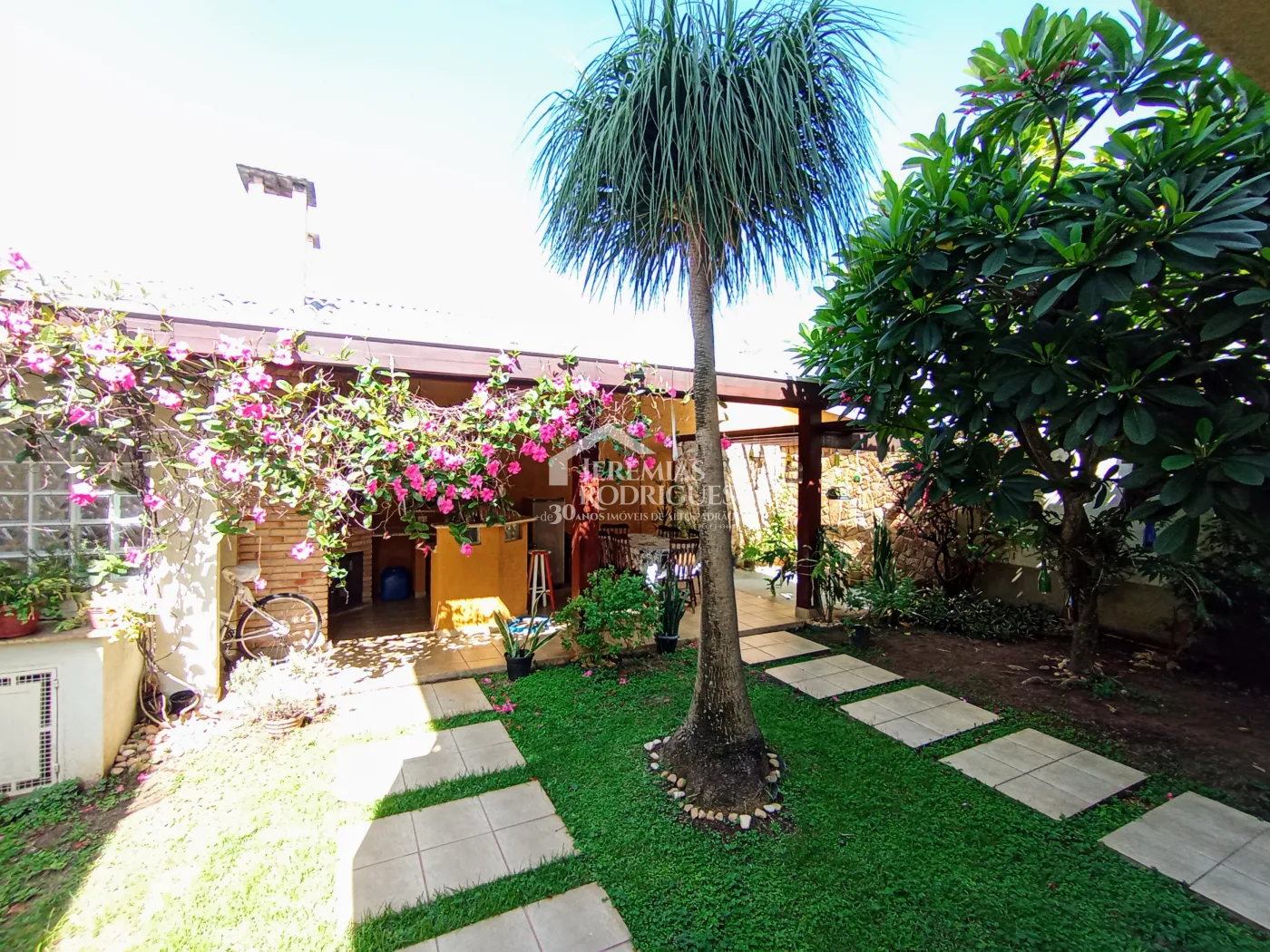 Casa assobradada à venda com 3 suítes no Condomínio Fortaleza em Taubaté/SP.