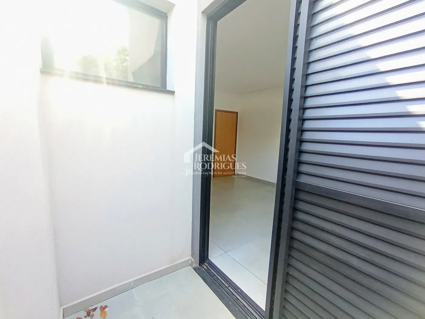 Casa à venda com 3 suítes no Condomínio Campos do Conde II em Tremembé/SP.