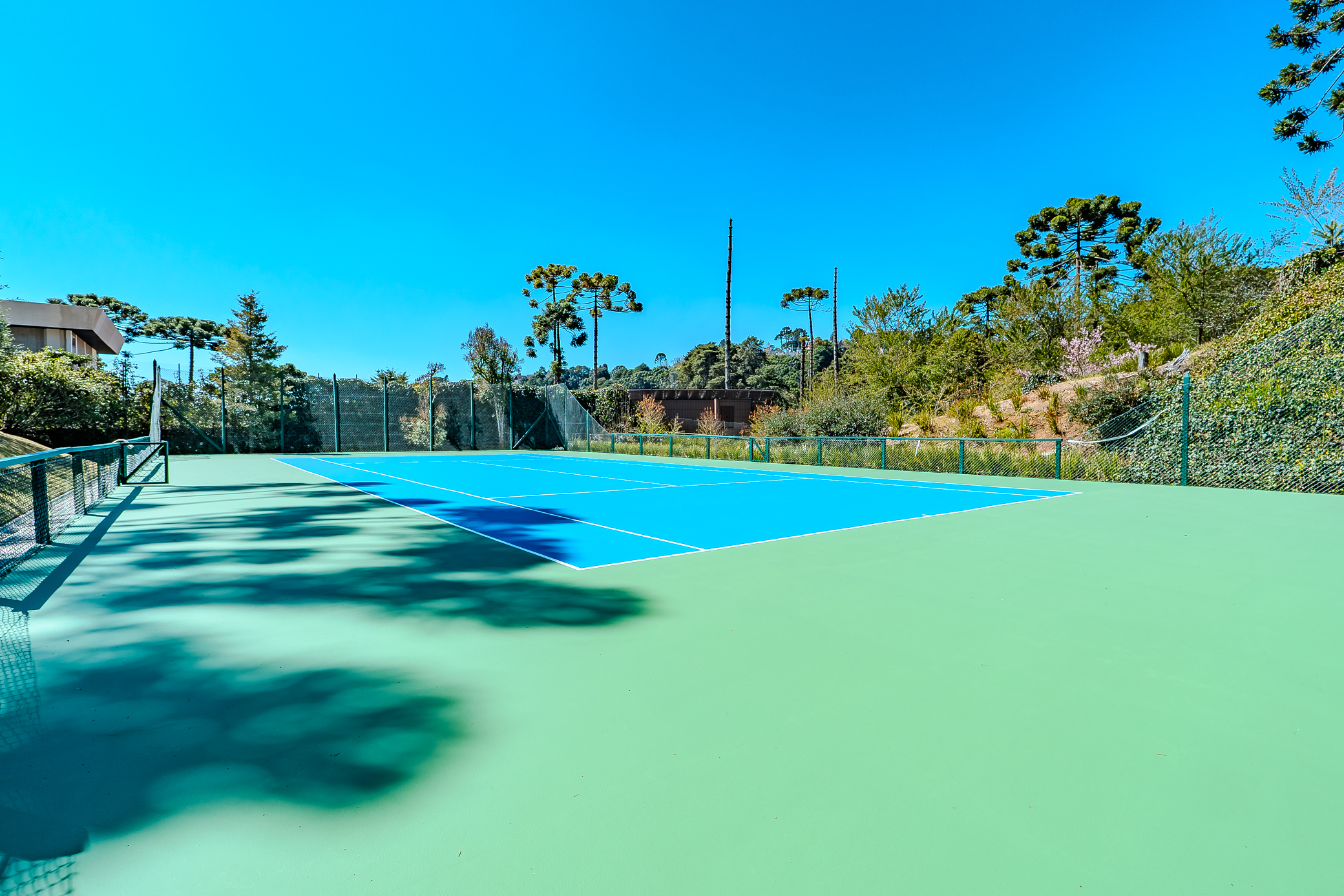 Mansão à venda com 7 suítes no Condomínio Vila Simonsen em Campos do Jordão/SP.