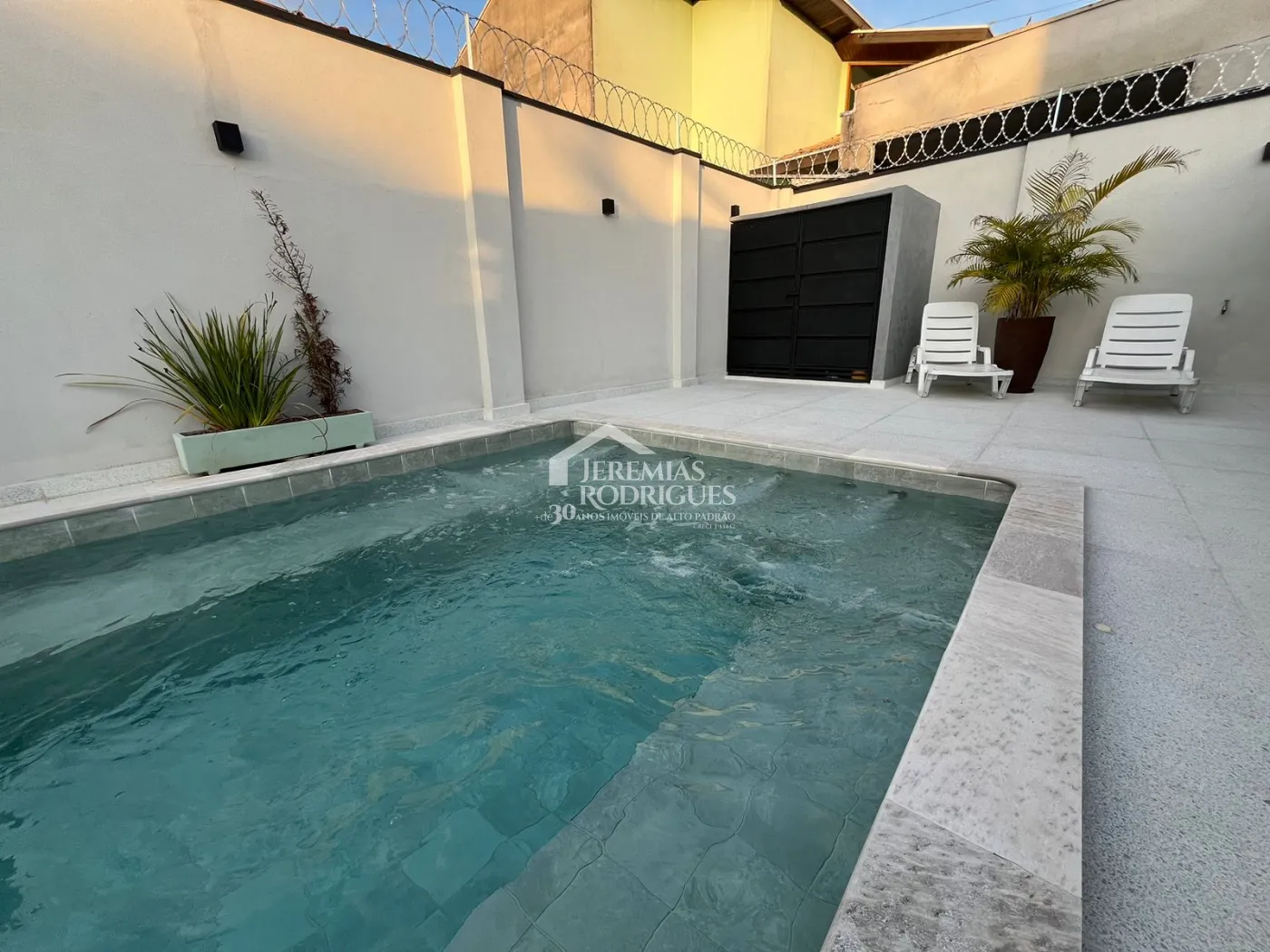 Casa à venda com 2 suítes no bairro Quiririm em Taubaté/SP.