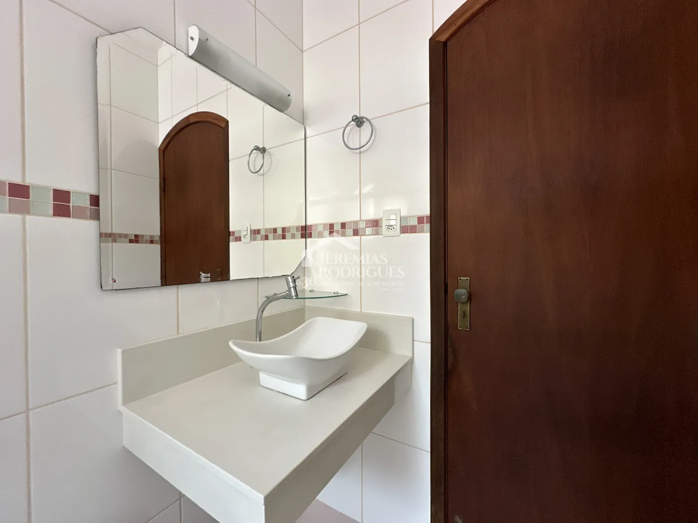 Casa para locação com 3 dormitórios no bairro Jardim Garcez em Taubaté/SP. 