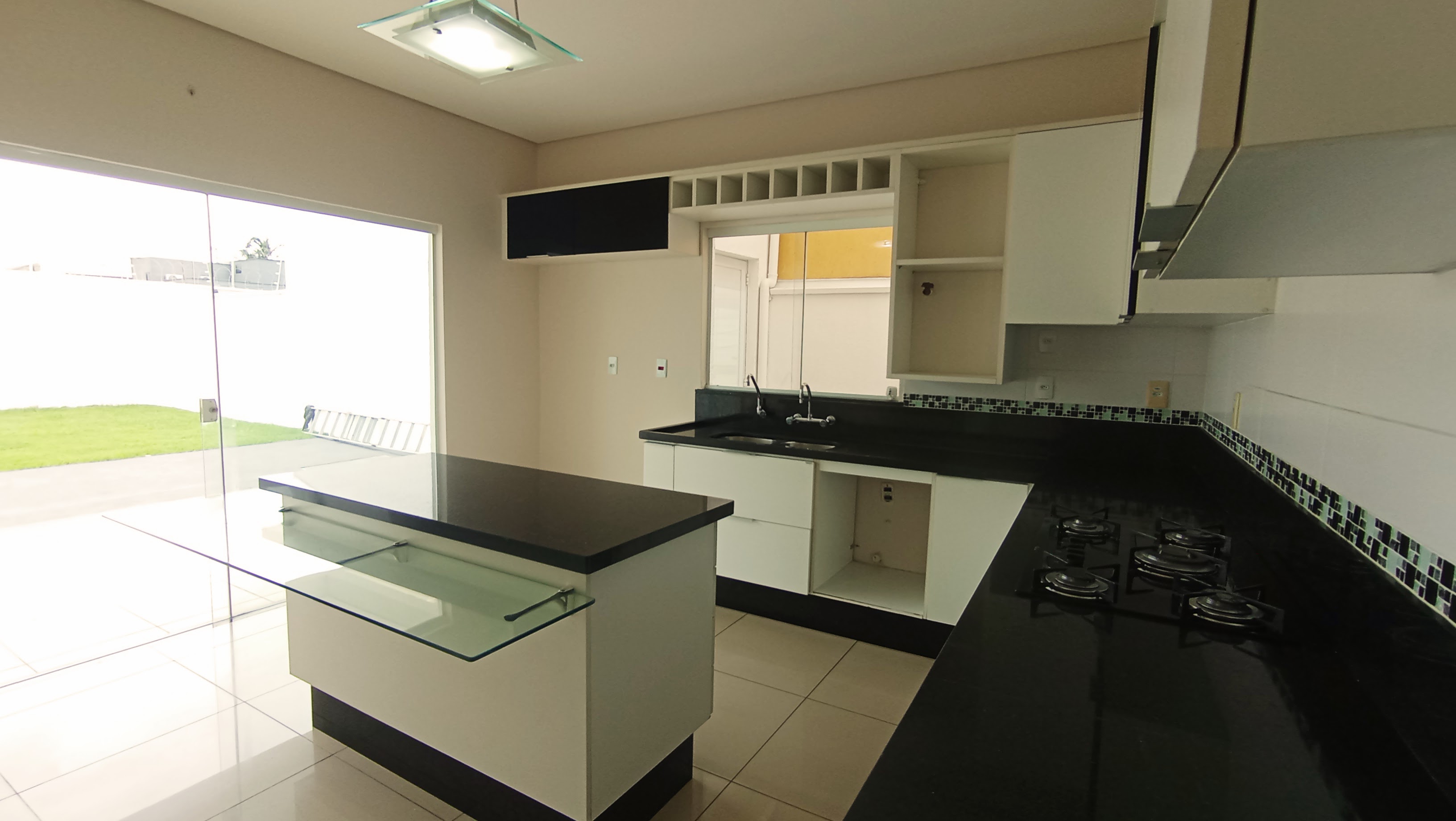 Casa para locação com 3 suítes no Condomínio Campos do Conde II - Chambord em Tremembé/SP.