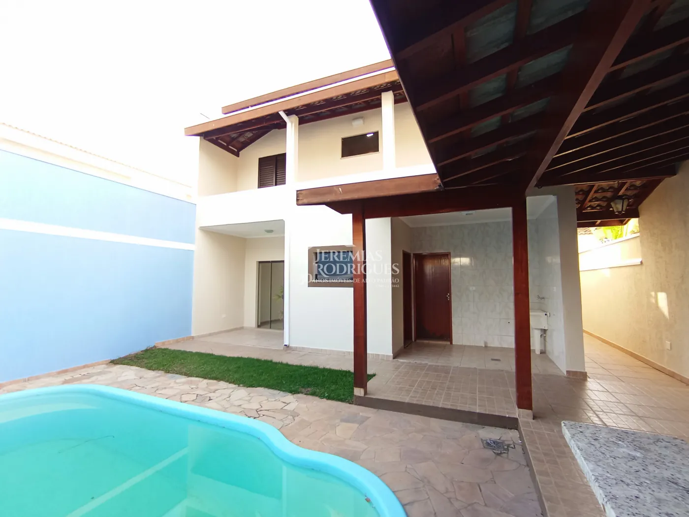 Casa para venda e locação com 4 dormitórios no Condomínio Campos do Conde I em Tremembé/SP