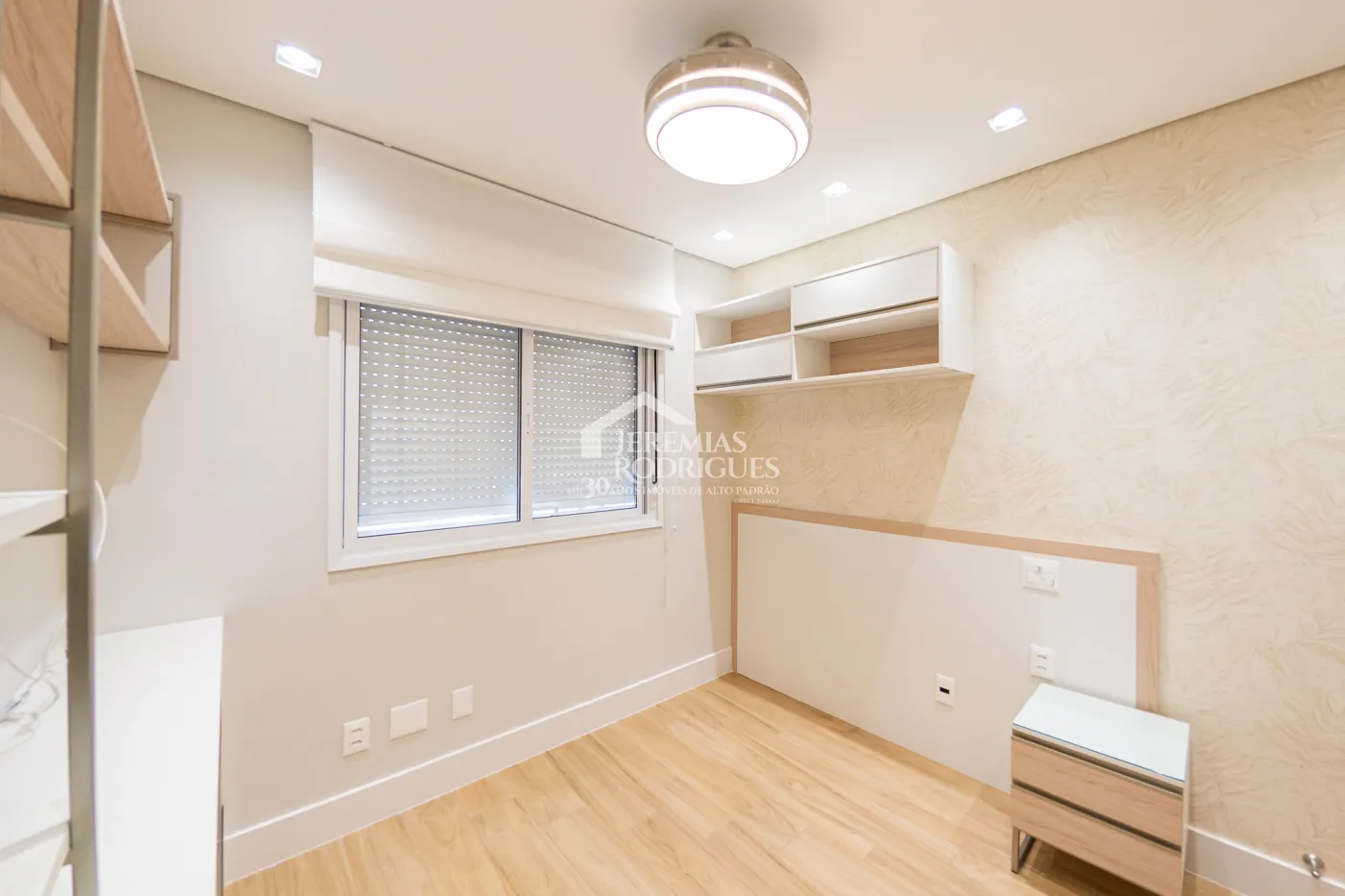 Apartamento à venda com 3 dormitórios, 98 m² no Edifício Bauhaus em Pindamonhangaba/SP.
