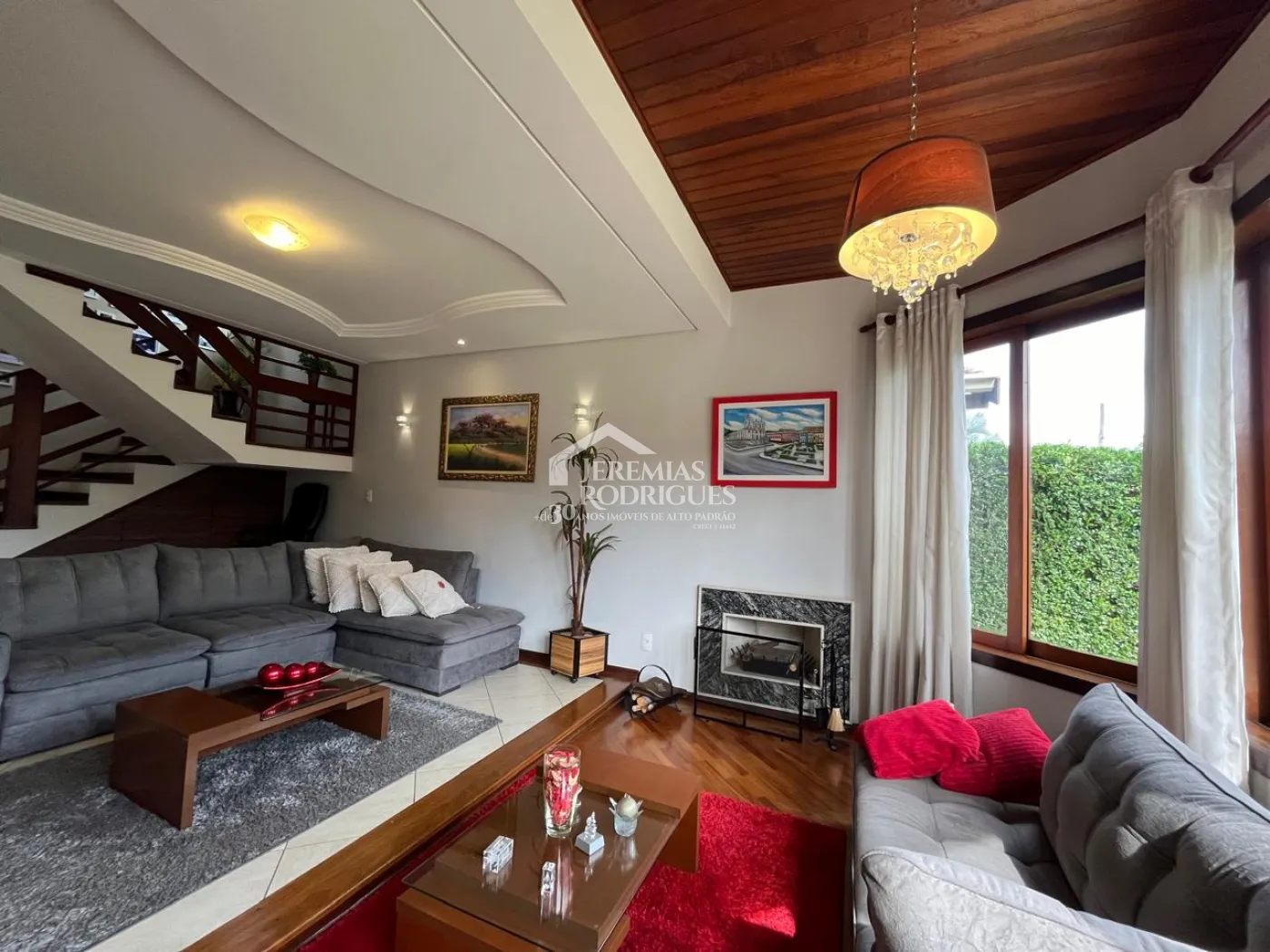 Casa à venda com 4 suítes no Condomínio Taubaté Village em Taubaté/SP.