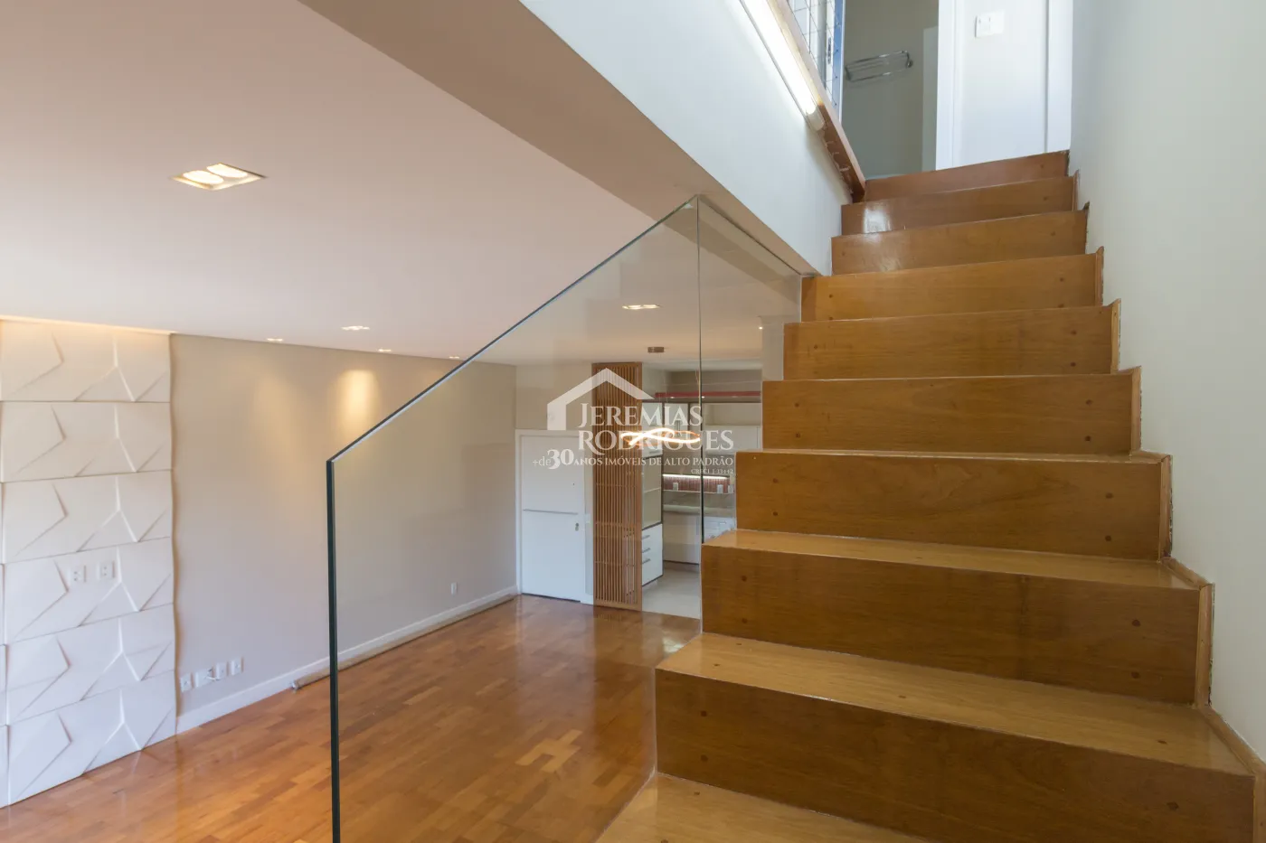 Apartamento à venda com 3 suítes, 274 m² no Edifício Milão em Taubaté/SP.