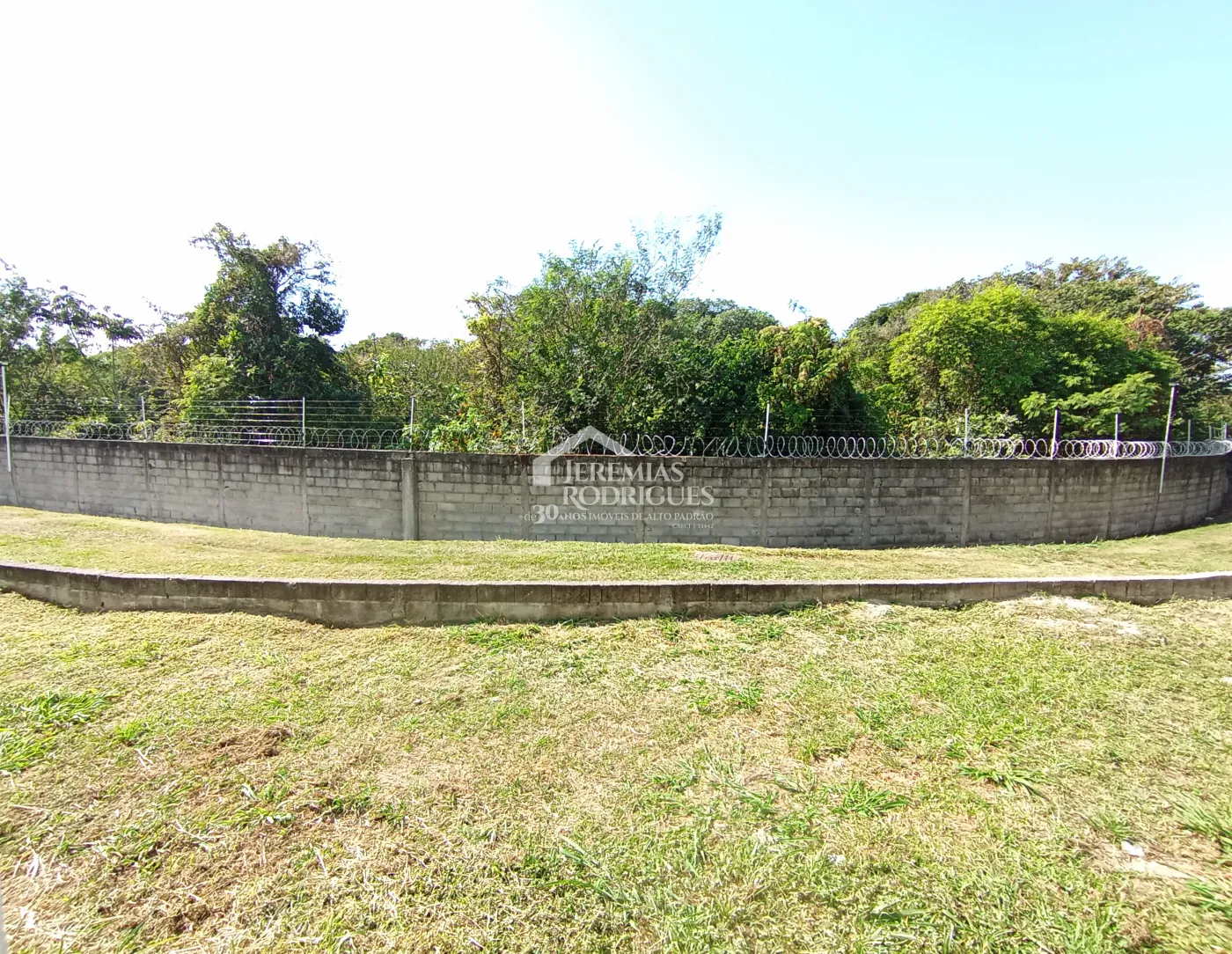 Terreno à venda com 332 m² no Condomínio Parque das Araucárias, em Tremembé/SP.