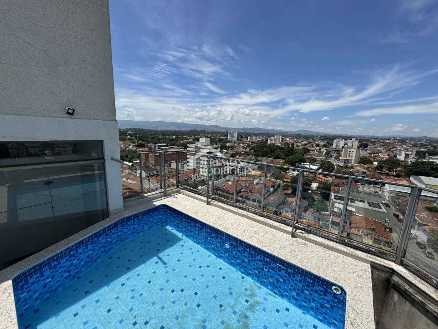 Apartamento à venda com 3 suítes, 276 m² no Edifício Vienna em Pindamonhangaba/SP.