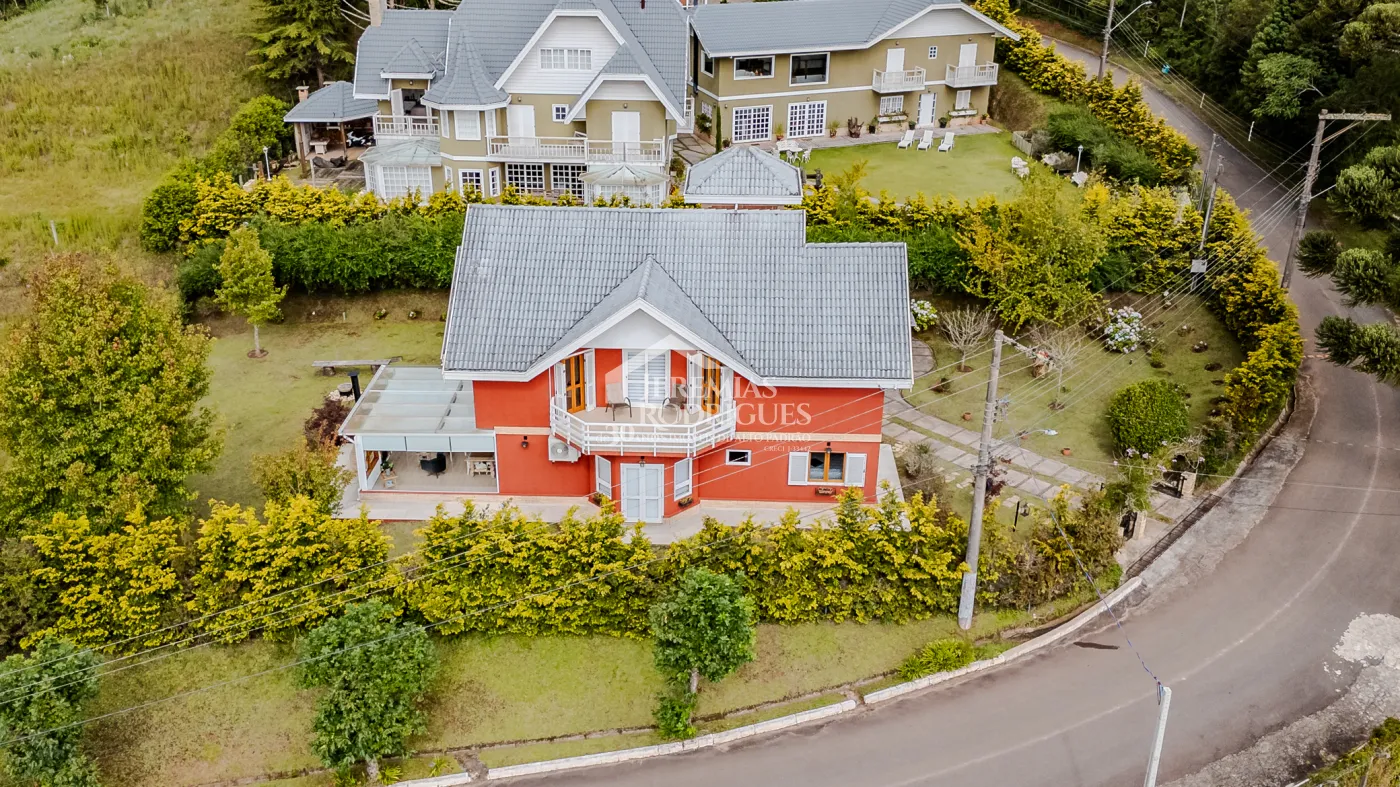 Casa assobradada à venda com 3 dormitórios no Condomínio Aldeia Austríaca em Campos do Jordão/SP.