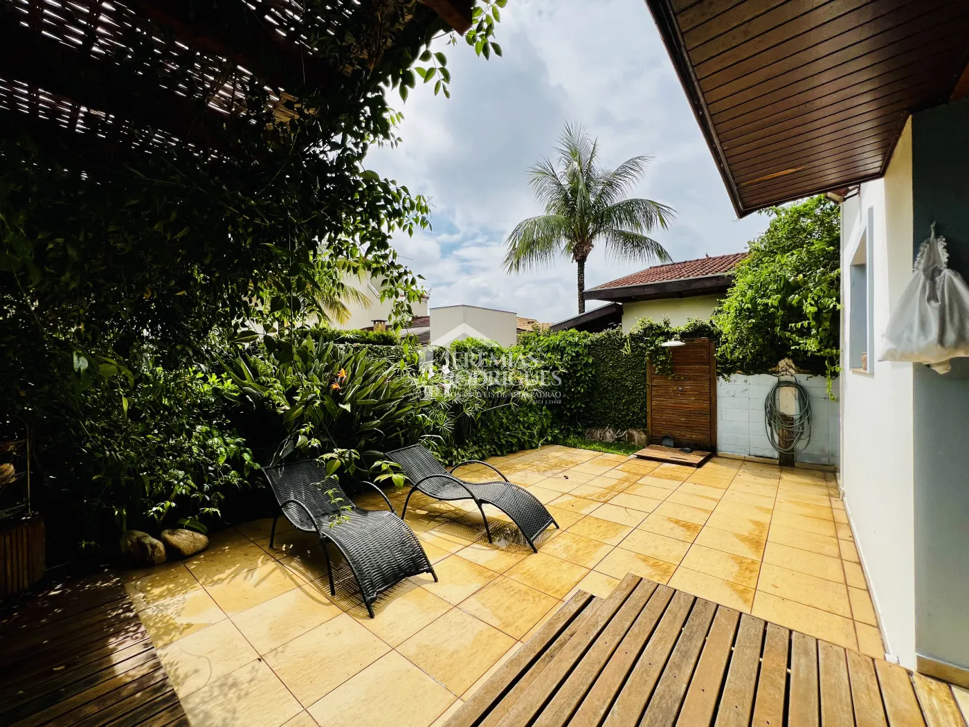 Casa à venda com 3 dormitórios no Condomínio Jardim das Hortênsias em Taubaté/SP.